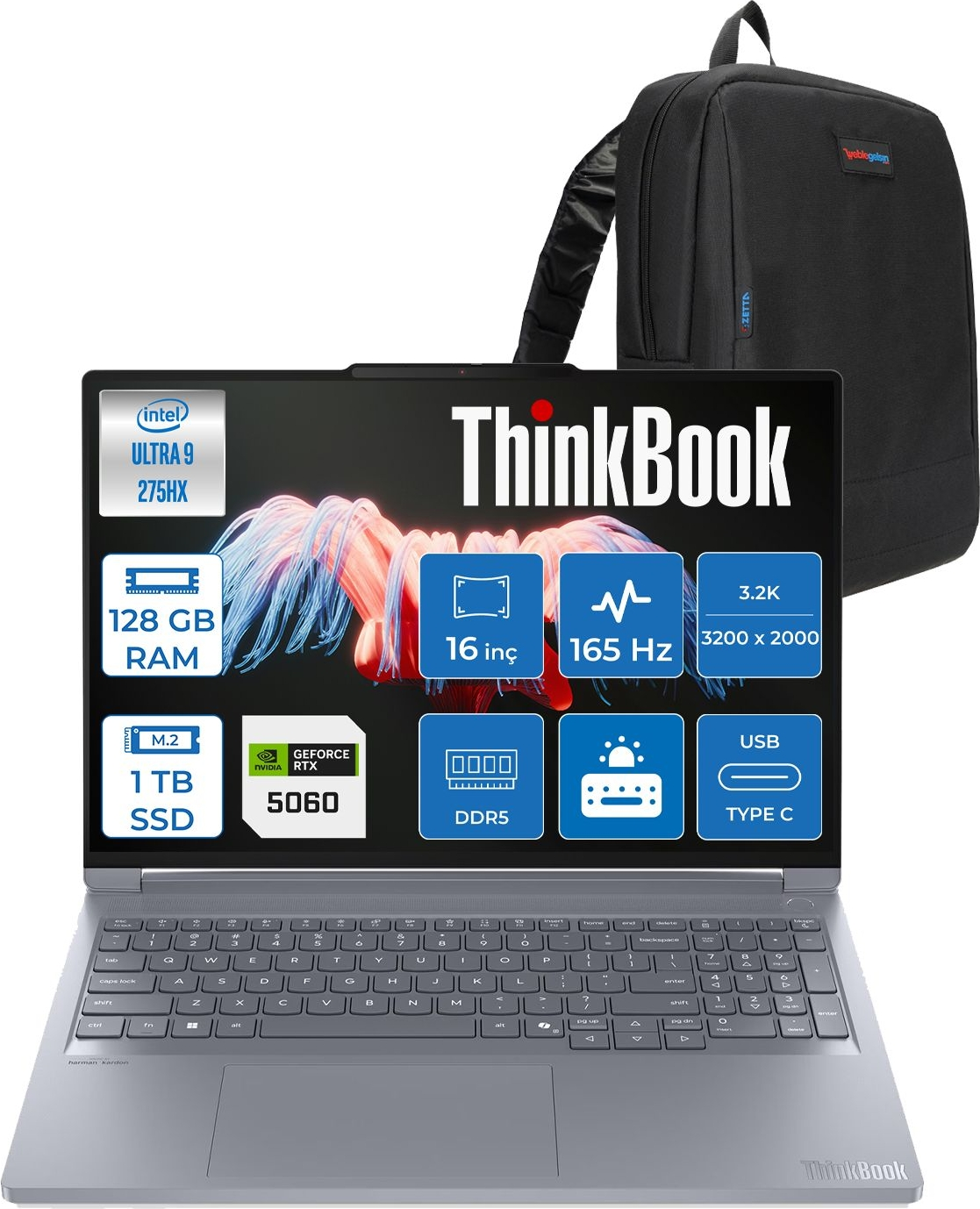 Özellikleri gösterilen gümüş renkli ThinkBook dizüstü bilgisayar. Arkasında siyah sırt çantası.
