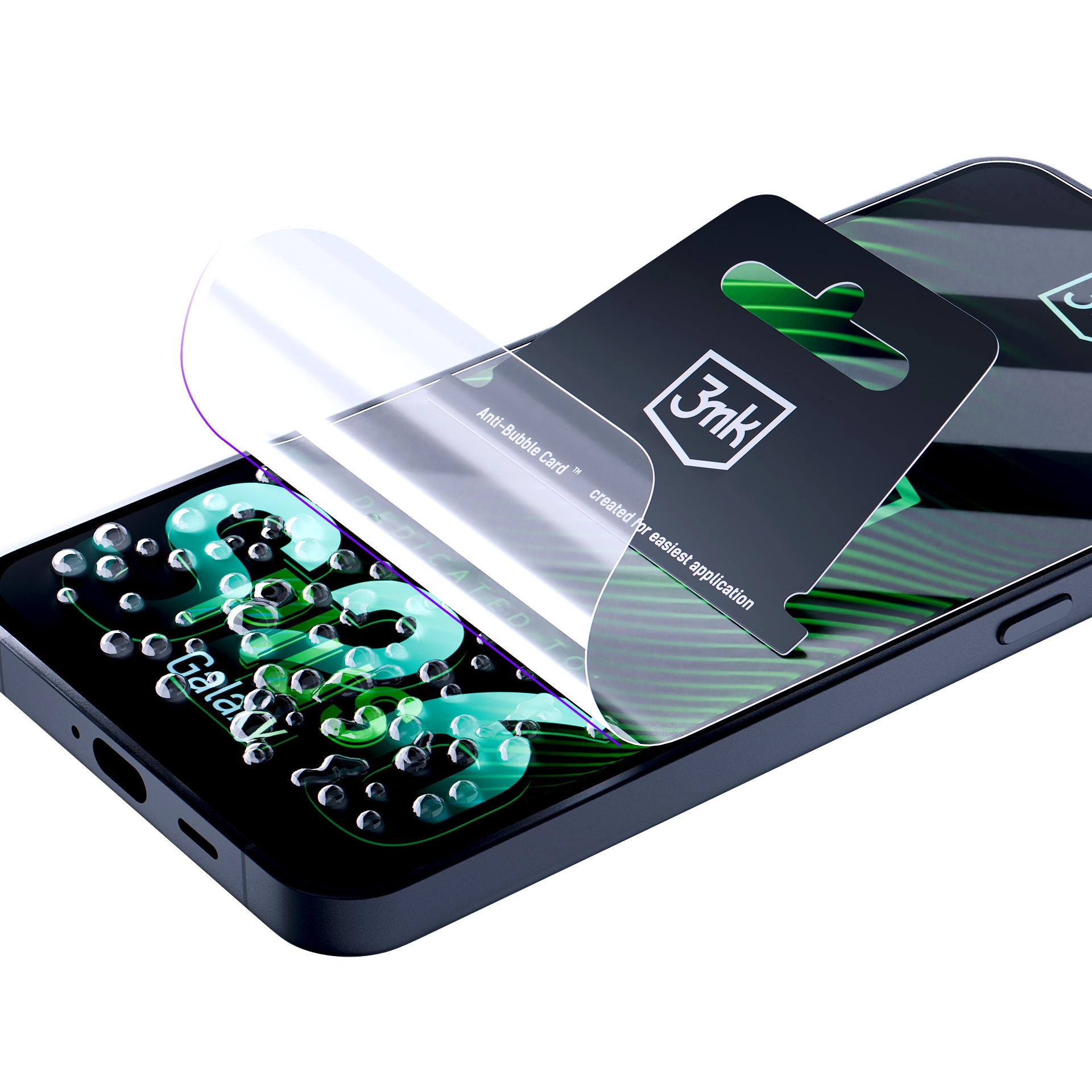 Smartfon z folią ochronną ekranu nakładaną za pomocą karty.