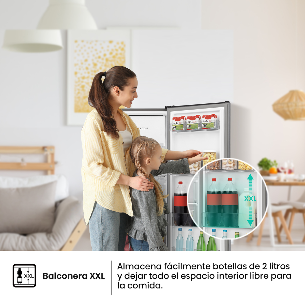 Una donna e un bambino davanti a un frigorifero aperto con cartoni di latte e bottiglie.