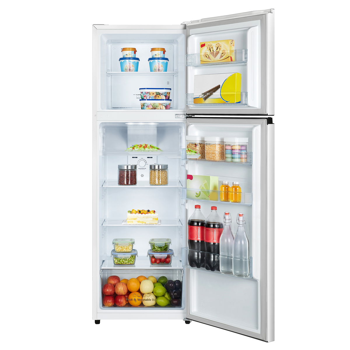 Ein offener Kühlschrank mit Lebensmitteln, darunter Obst, Kuchen, Getränke und Behälter.