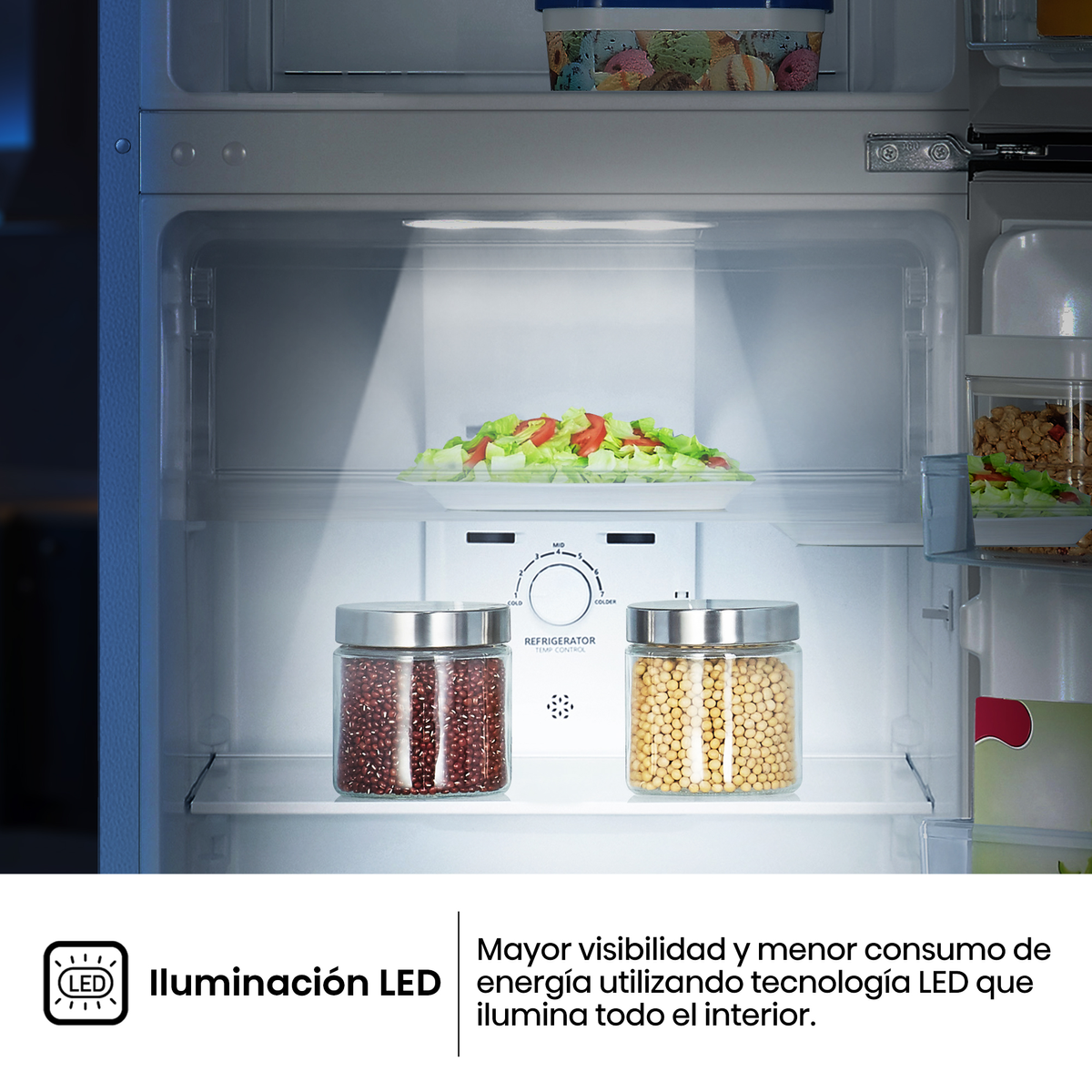 Ein Kühlschrank mit LED-Beleuchtung, gefüllt mit Salat, Bohnen und Linsen.