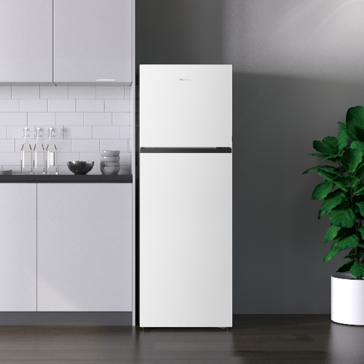 Ein weißer Kühlschrank mit zwei Türen steht in einer modernen Küche.