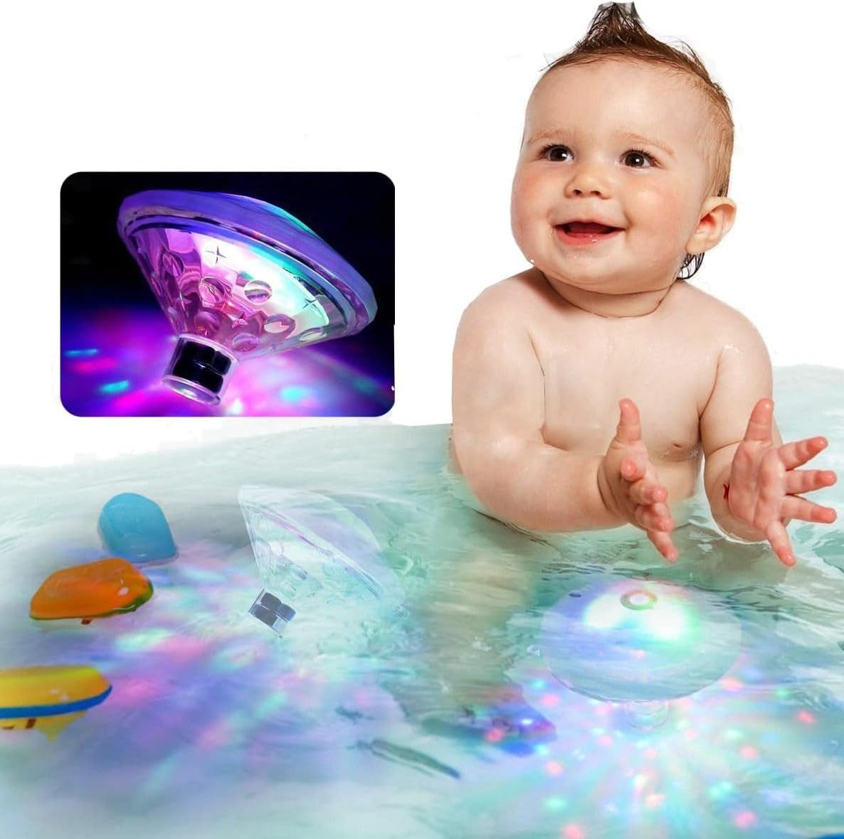 Ein Baby planscht in der Badewanne mit leuchtenden Spielzeugen und Lichtern.
