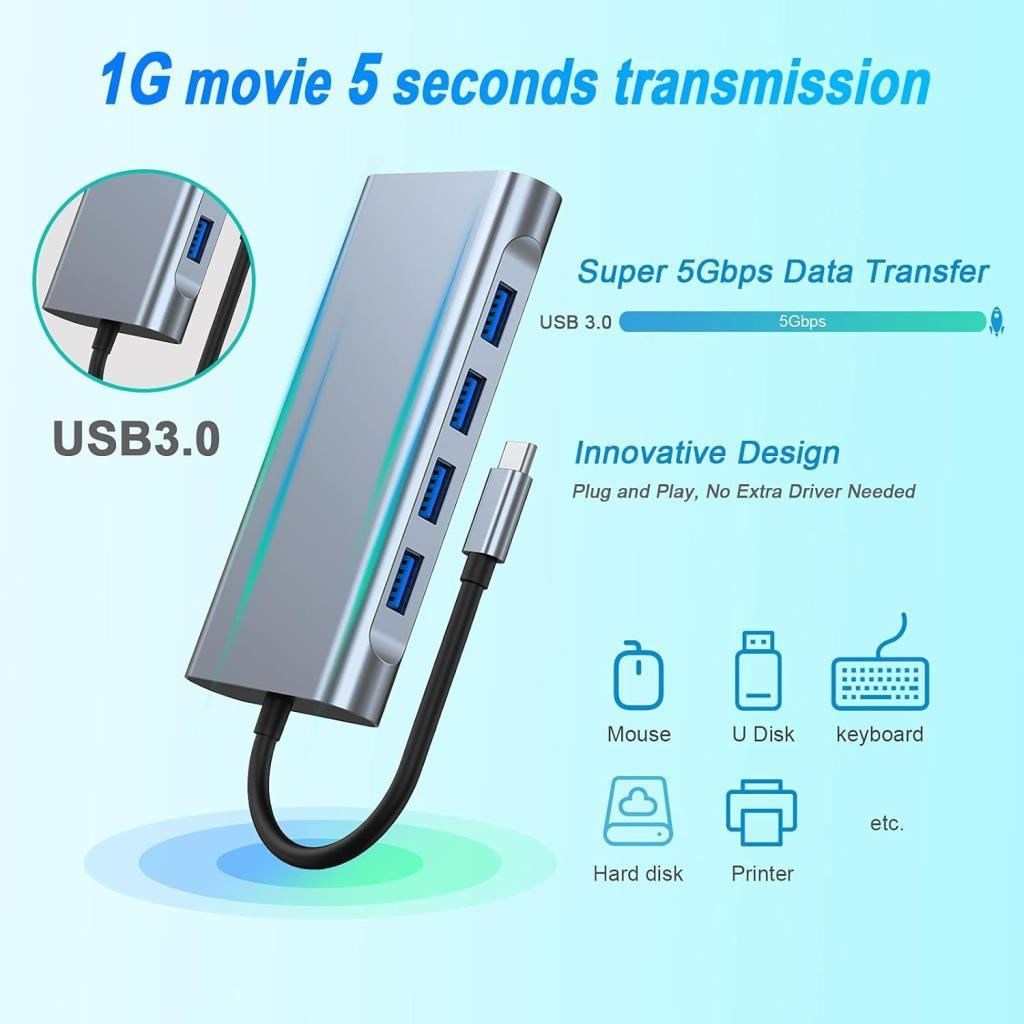 Dört USB bağlantı noktasına ve kabloya sahip gümüş USB-C hub.