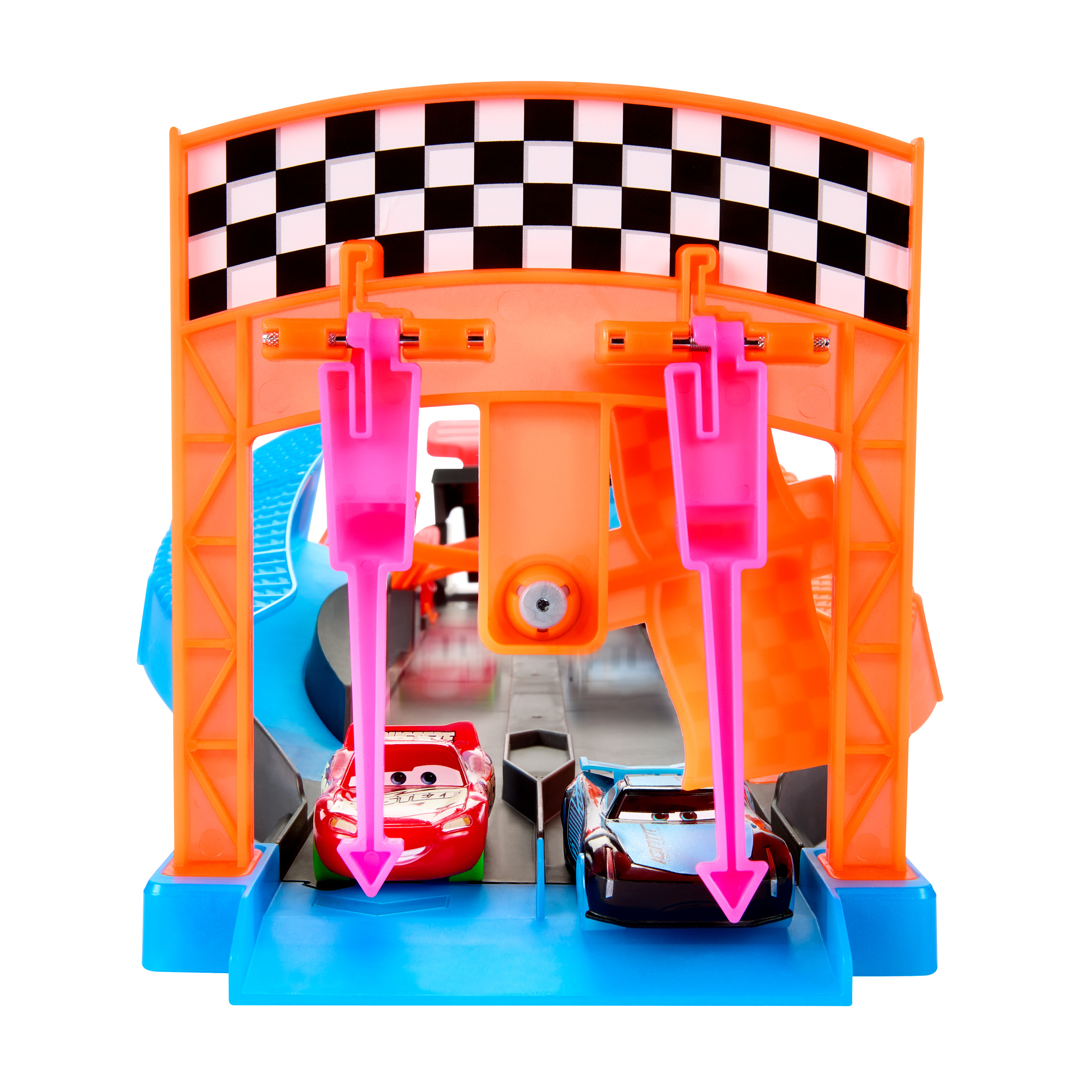 Spielzeug-Rennstrecke mit zwei Autos, einem roten Lightning McQueen und einem blauen Auto, an der Startlinie.