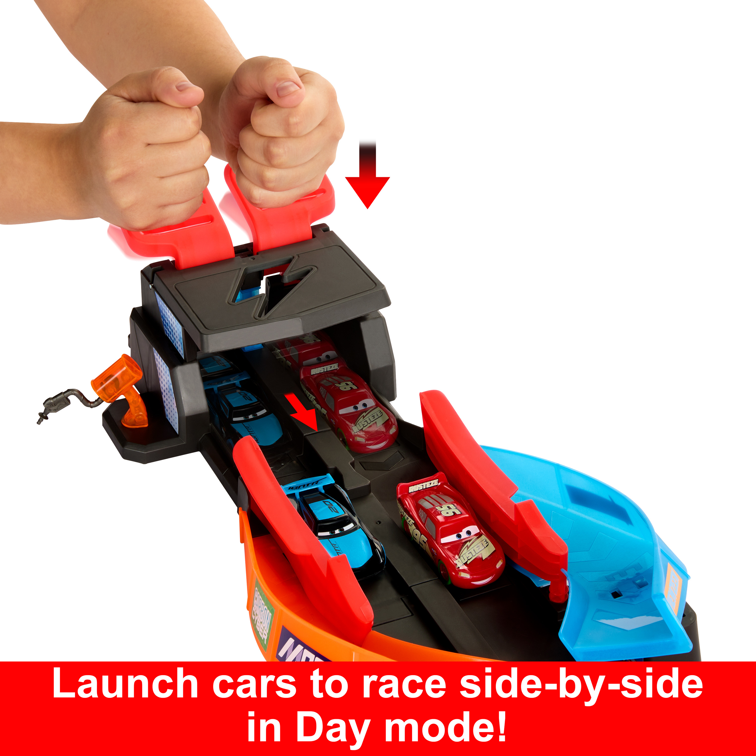 MATTEL Disney Cars Karanlıkta Parlayan Yarışçılar Pist Seti HPD80