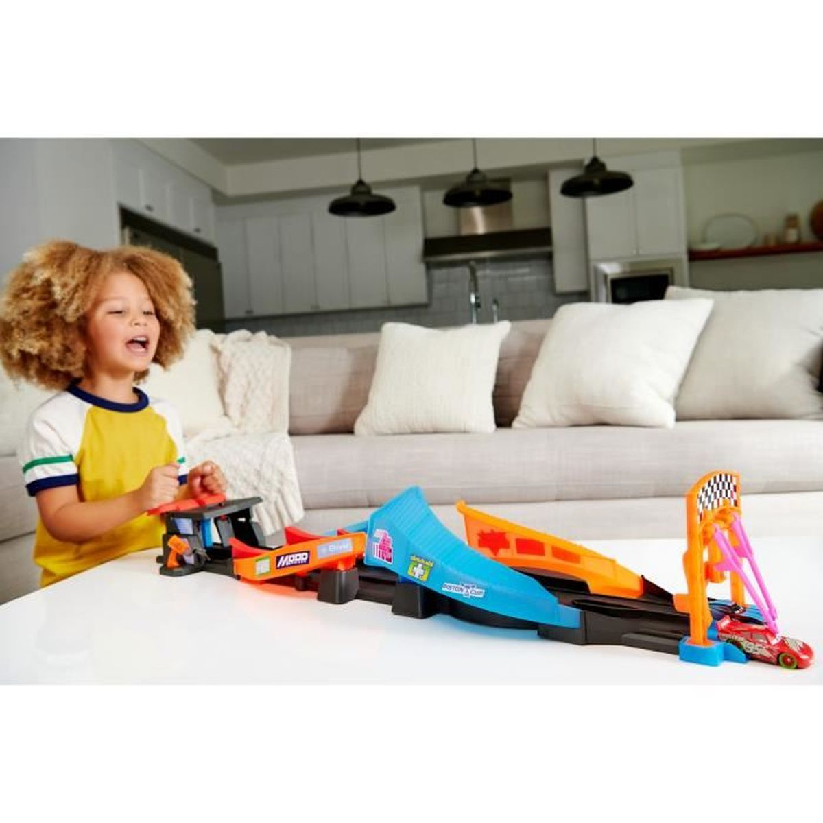 MATTEL Disney Cars Karanlıkta Parlayan Yarışçılar Pist Seti HPD80
