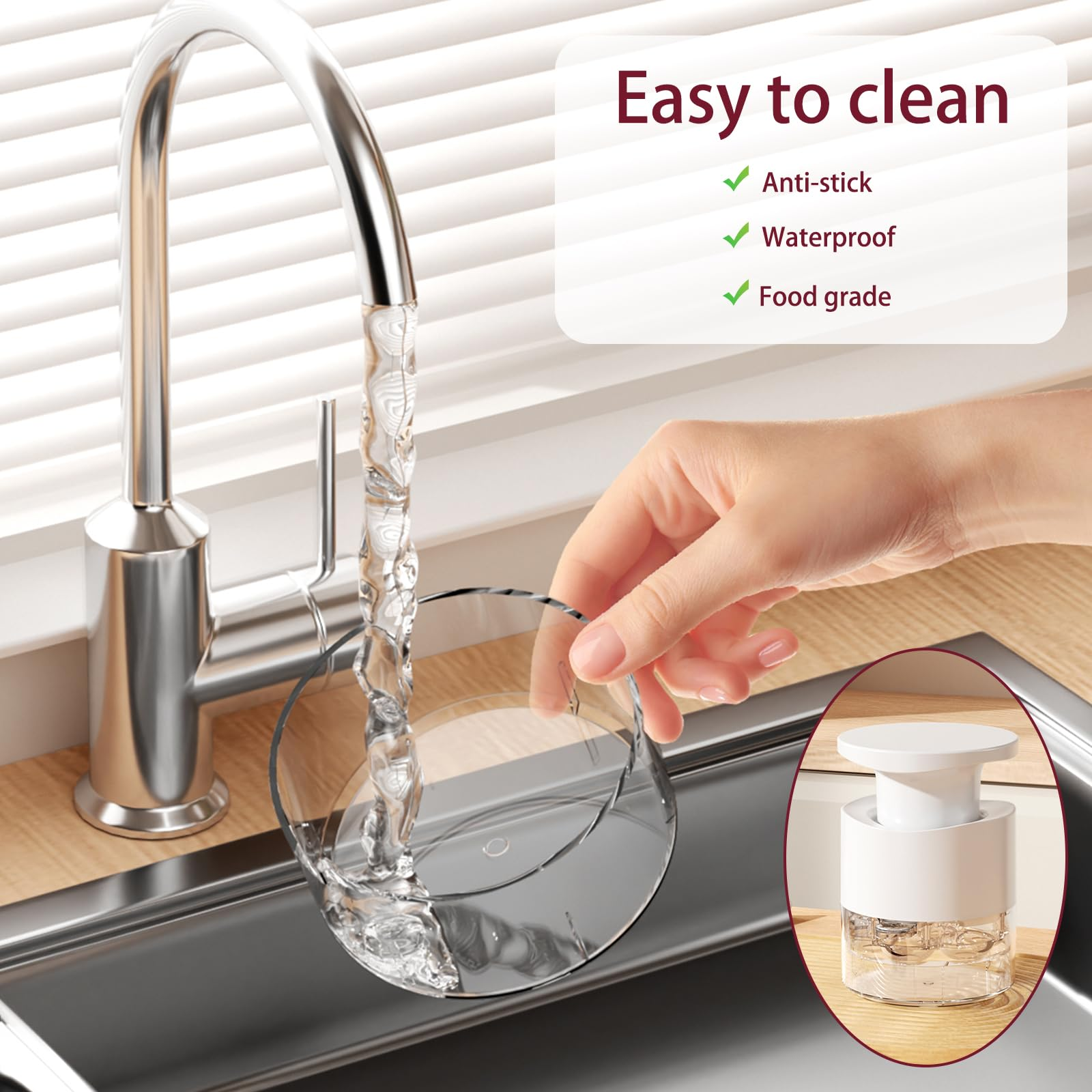 Hand wäscht einen Glasbehälter unter fließendem Wasser aus einem Wasserhahn.