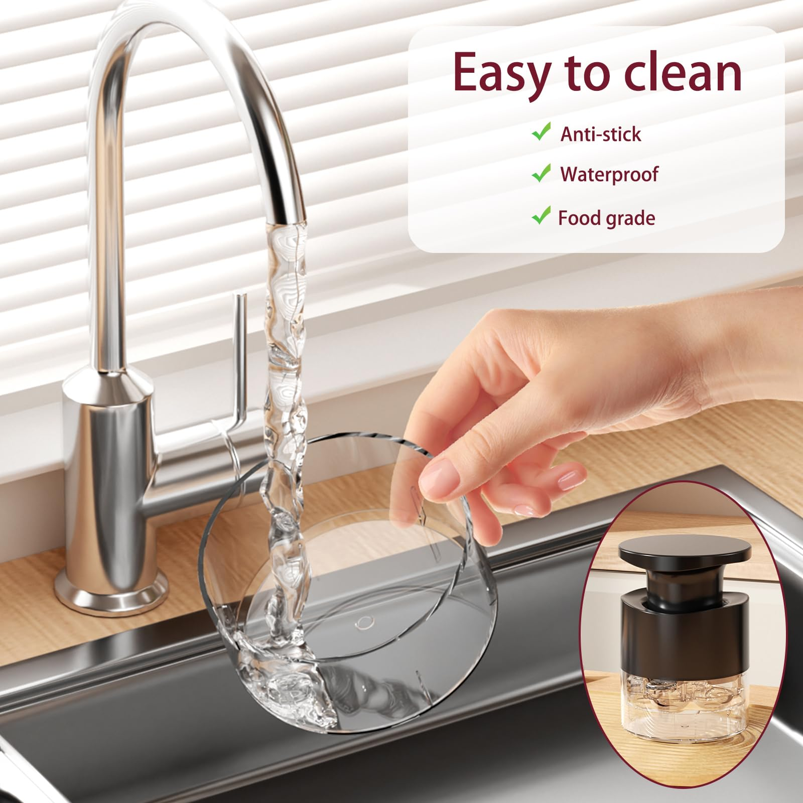 Wasser läuft aus einem Wasserhahn in eine Spüle, eine Hand hält ein Glas.