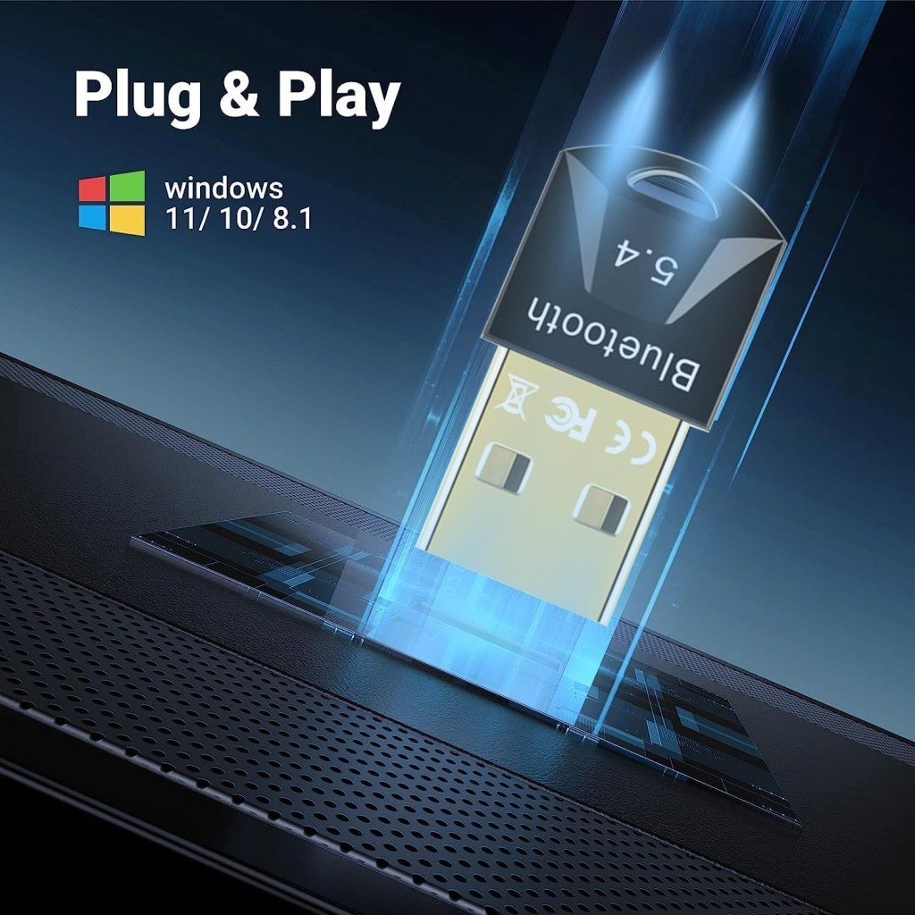 Siyah bir Bluetooth USB adaptörü bir dizüstü bilgisayara takılıyor. Tak ve Çalıştır.