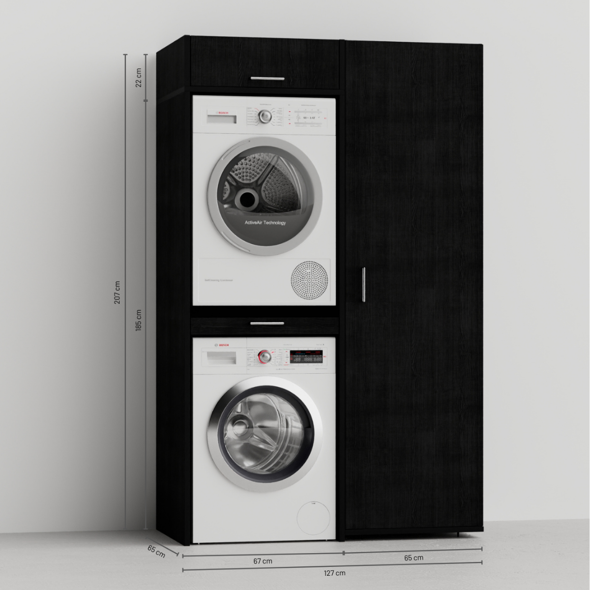 Ein schwarzer Wandschrank mit einem weißen Trockner über einer weißen Waschmaschine.