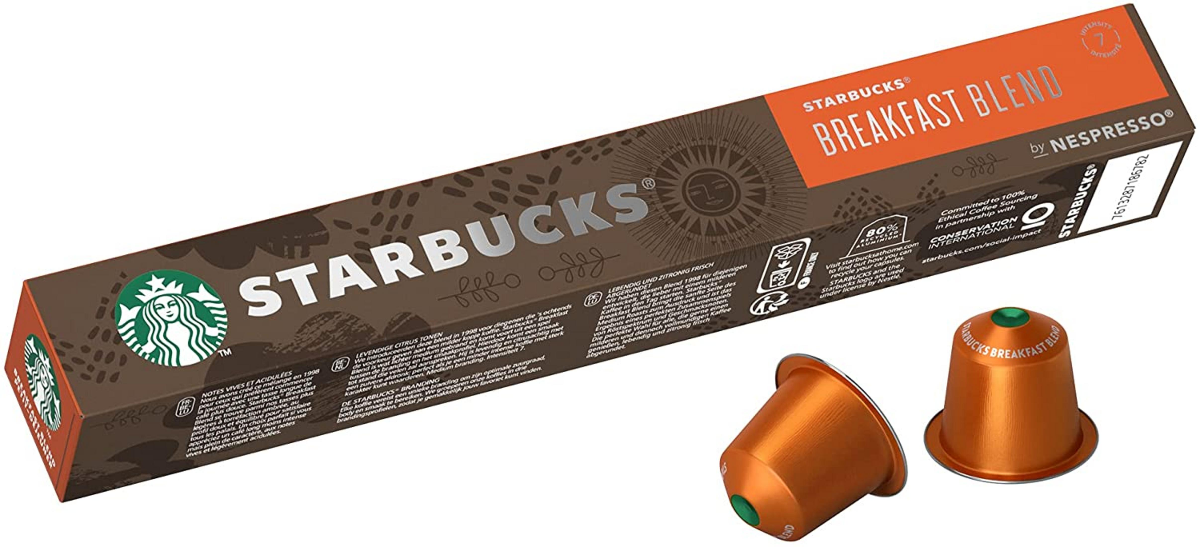 Eine Packung Starbucks Breakfast Blend Kapseln neben zwei einzelnen Kapseln.
