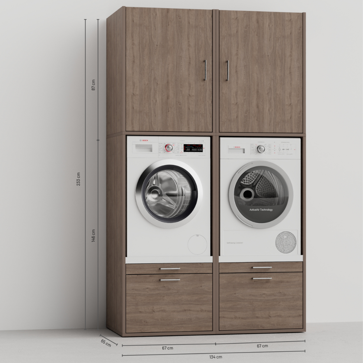 Ein brauner Wandschrank mit zwei weißen Bosch-Waschmaschinen und Trocknern.