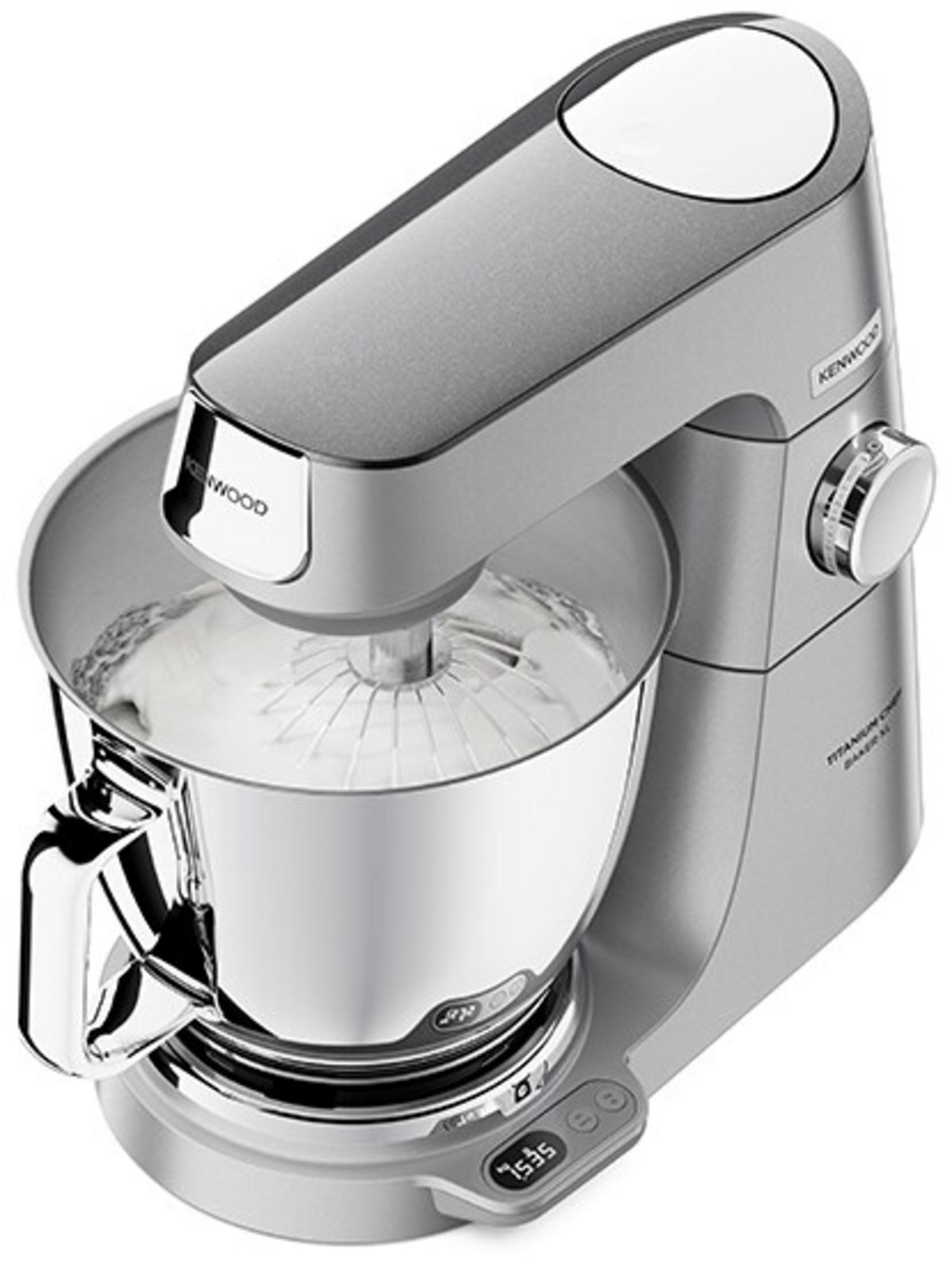 Ein silberner Kenwood Küchenmixer mit Schneebesen, der weiße Sahne schlägt.