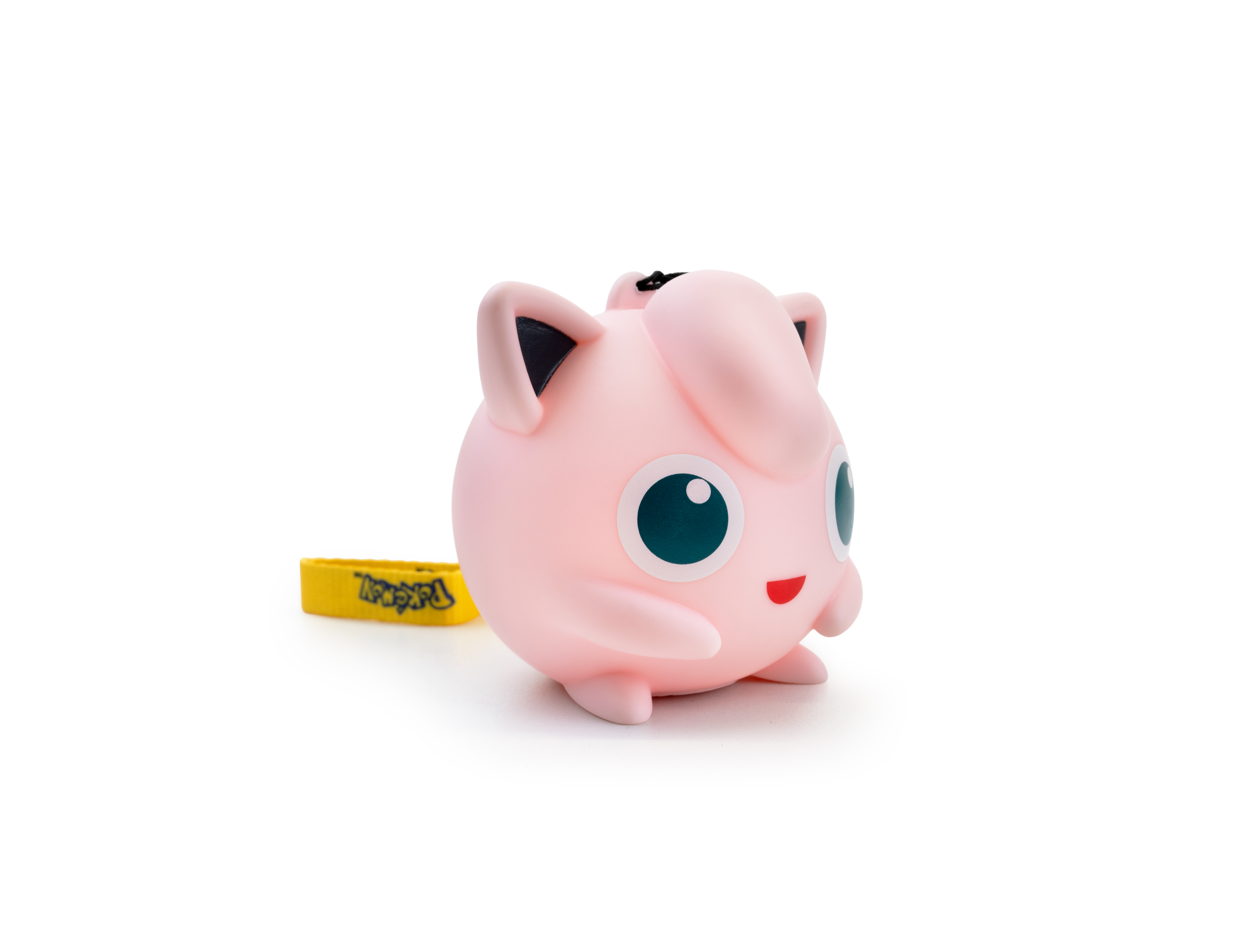 Una figura rosa de Jigglypuff con un llavero amarillo de Pokémon sobre fondo blanco.