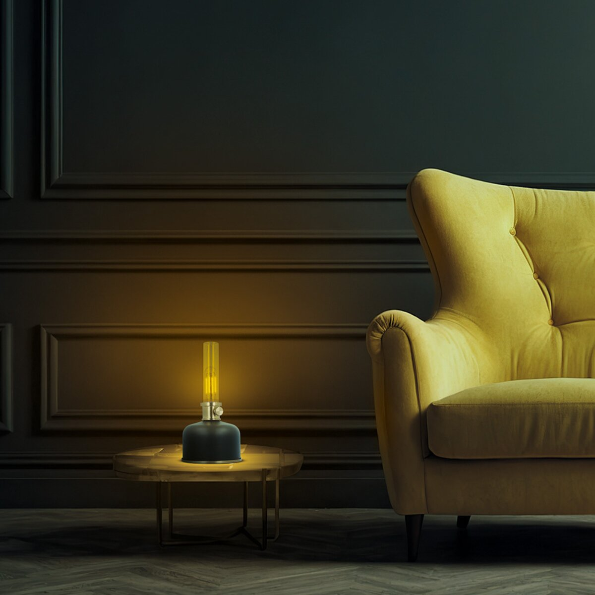 Un sillón amarillo junto a una mesa pequeña con una lámpara encendida.