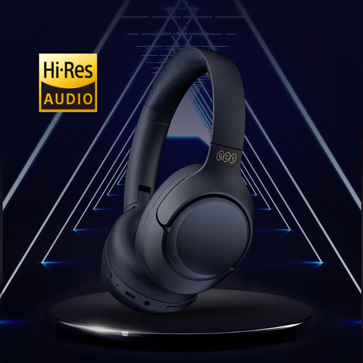 Hi-Res Audio logosu bulunan siyah stant üzerinde koyu mavi kulaklık.