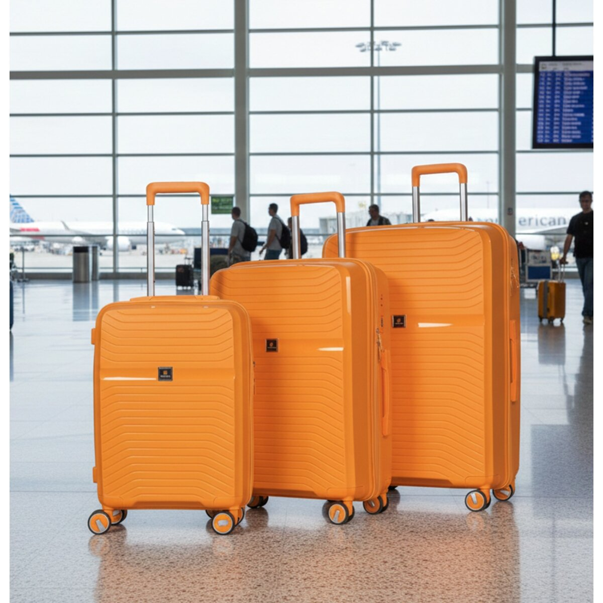 Drei orangefarbene Koffer mit Rollen und ausziehbaren Griffen stehen in einem Flughafen-Terminal.