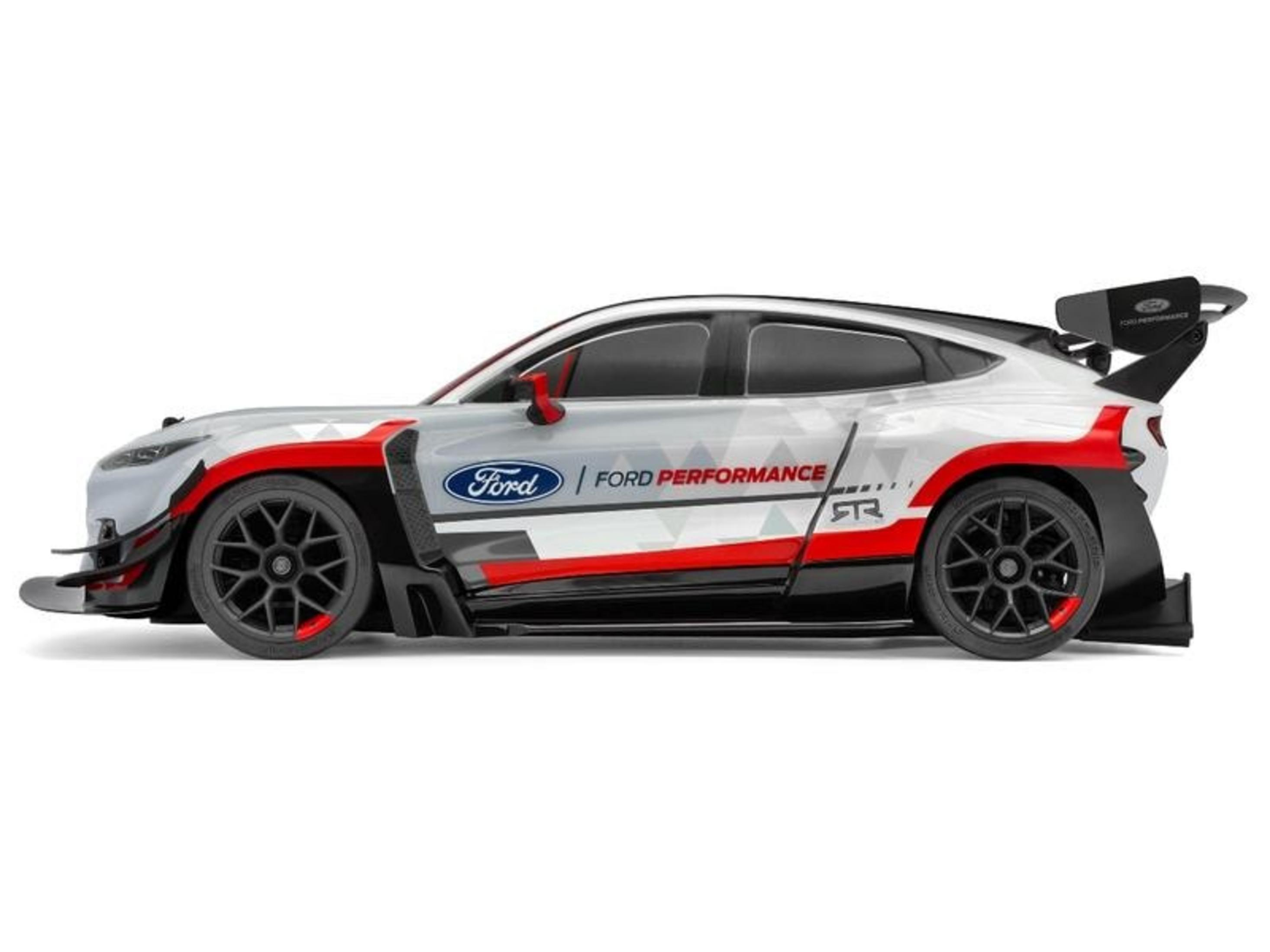 Ein weißes Ford Mustang Mach-E GT Rennauto mit roten und schwarzen Akzenten.