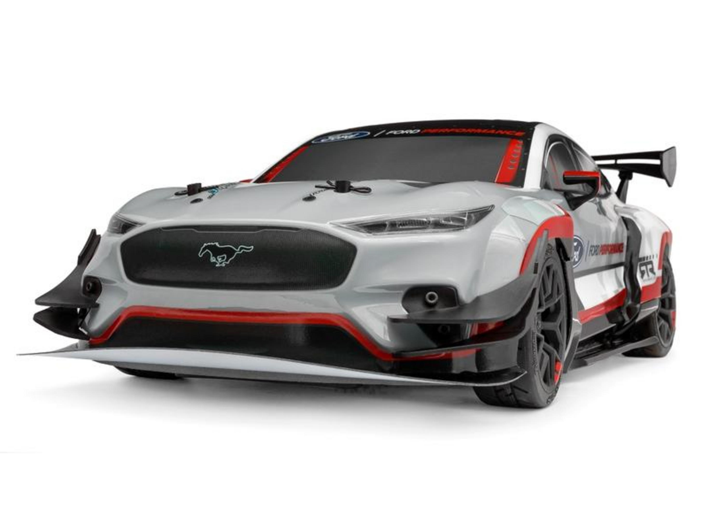 Ein weißer Ford Mustang RC-Rennwagen mit roten Akzenten und einem großen Heckspoiler.