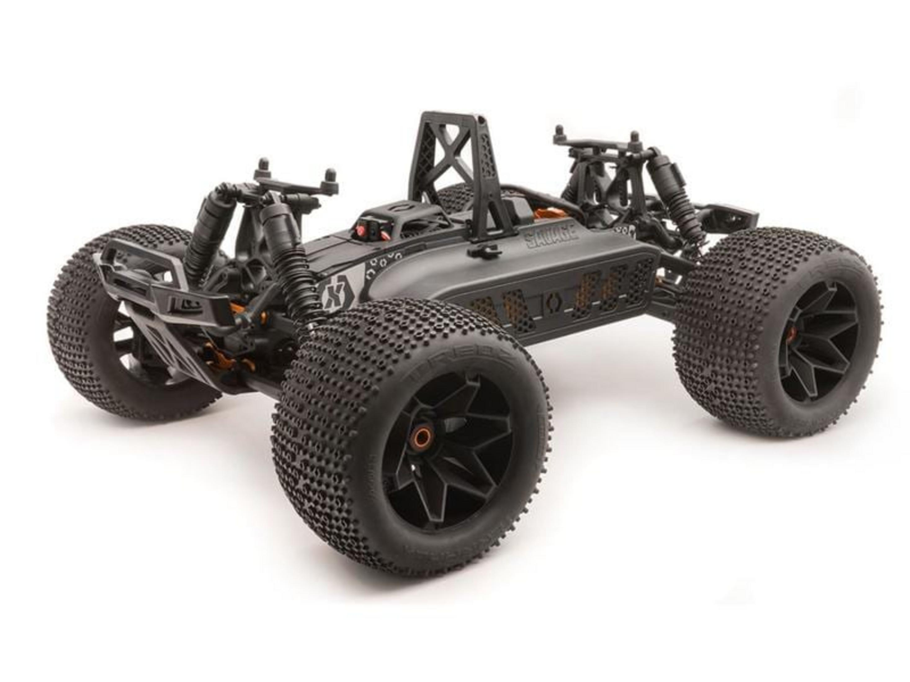Schwarzer Monstertruck mit großen, profilierten Reifen und orangefarbenen Details.