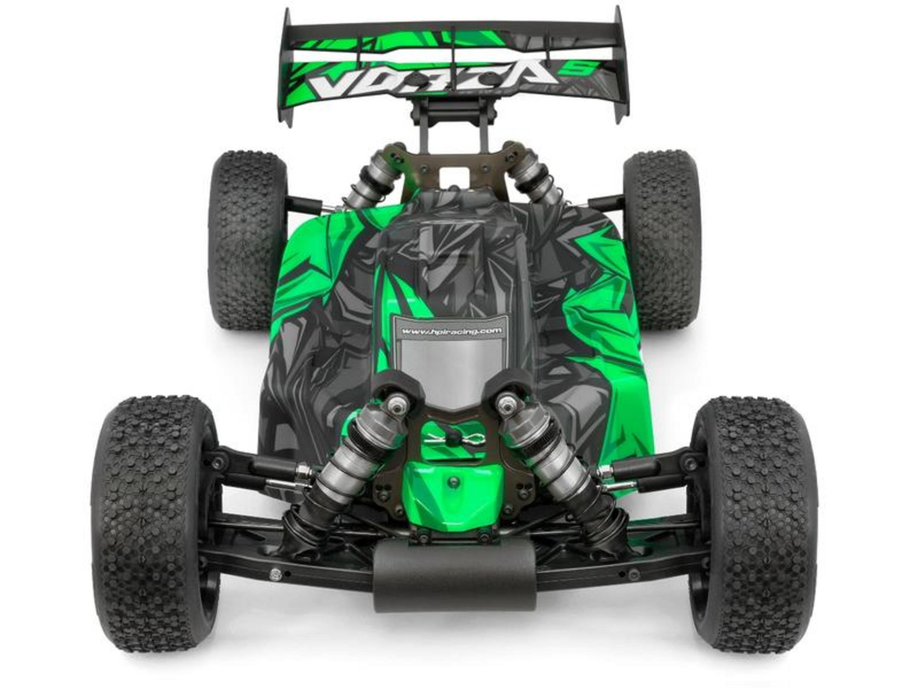 Un buggy RC verde y negro con neumáticos grandes y alerón.
