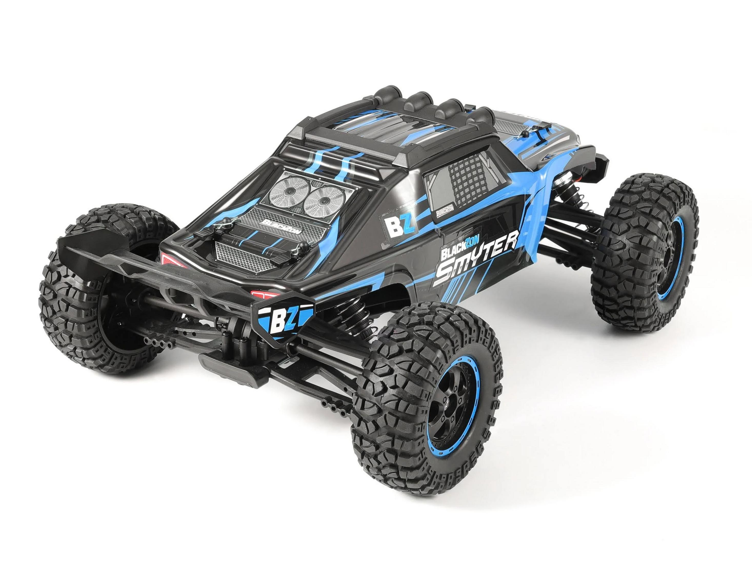 Ein schwarzer und blauer RC-Buggy mit großen Reifen und "SMYTER"-Aufkleber.