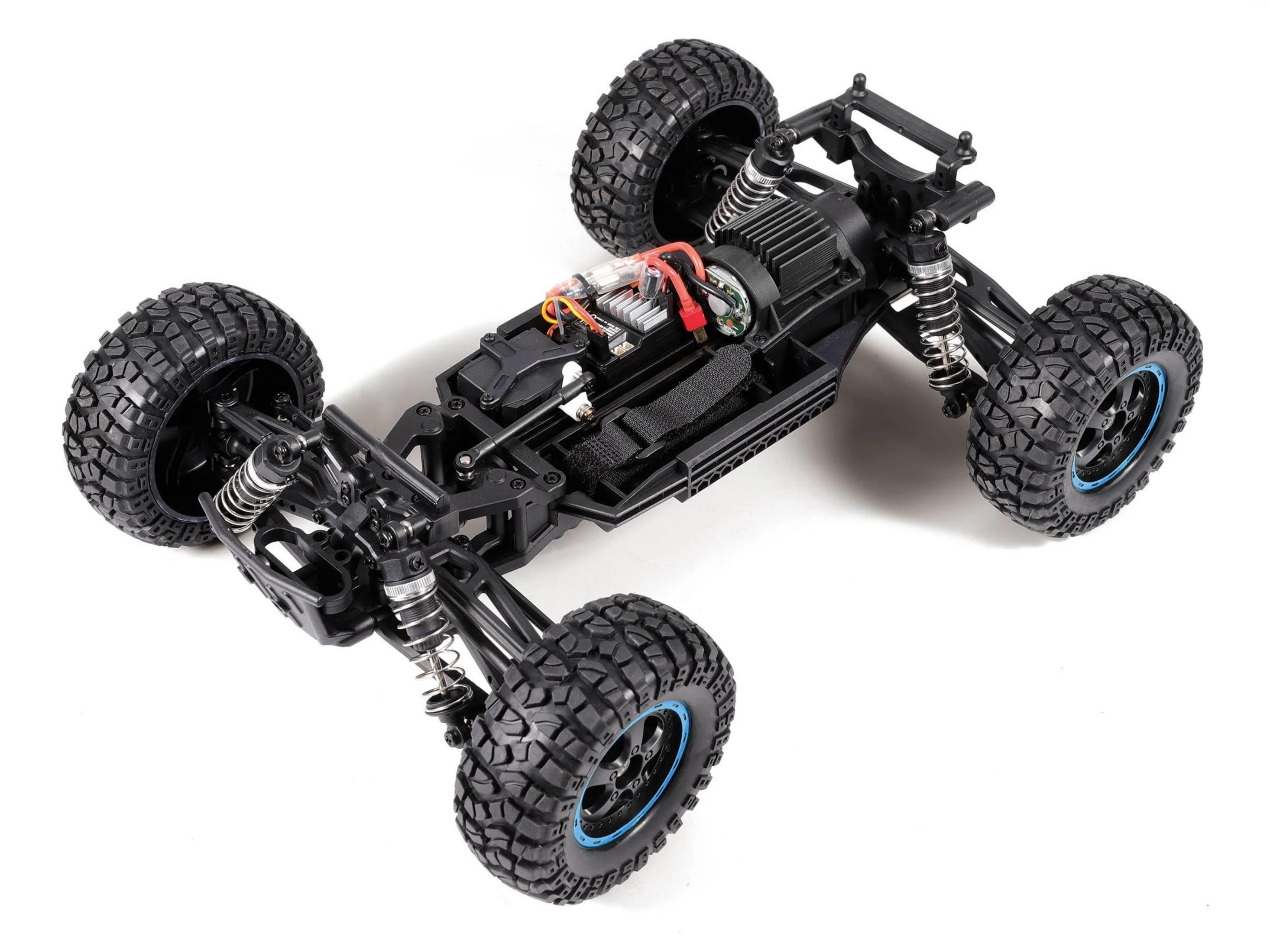 Ein RC-Auto-Chassis mit großen Reifen, Motor und Elektronik.