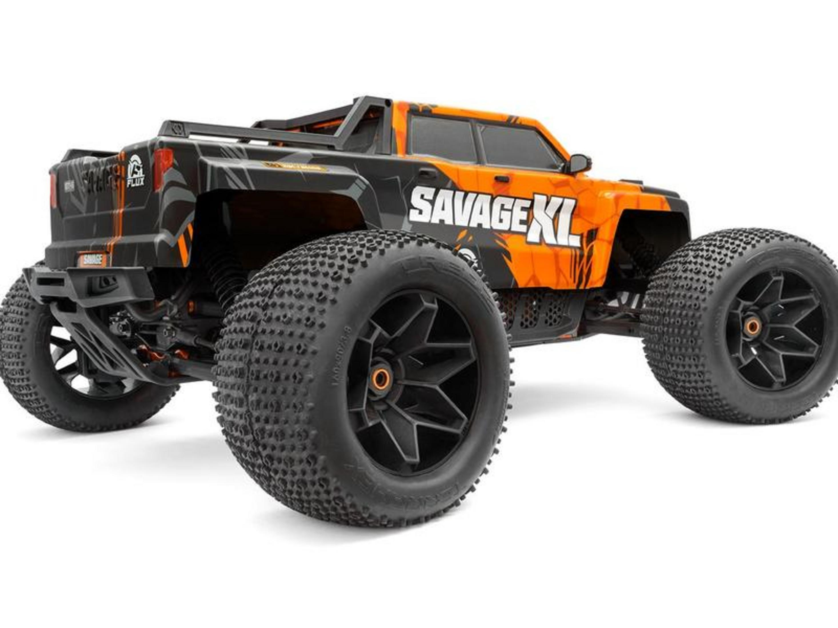 Un monster truck naranja y negro con neumáticos grandes, sobre fondo blanco.
