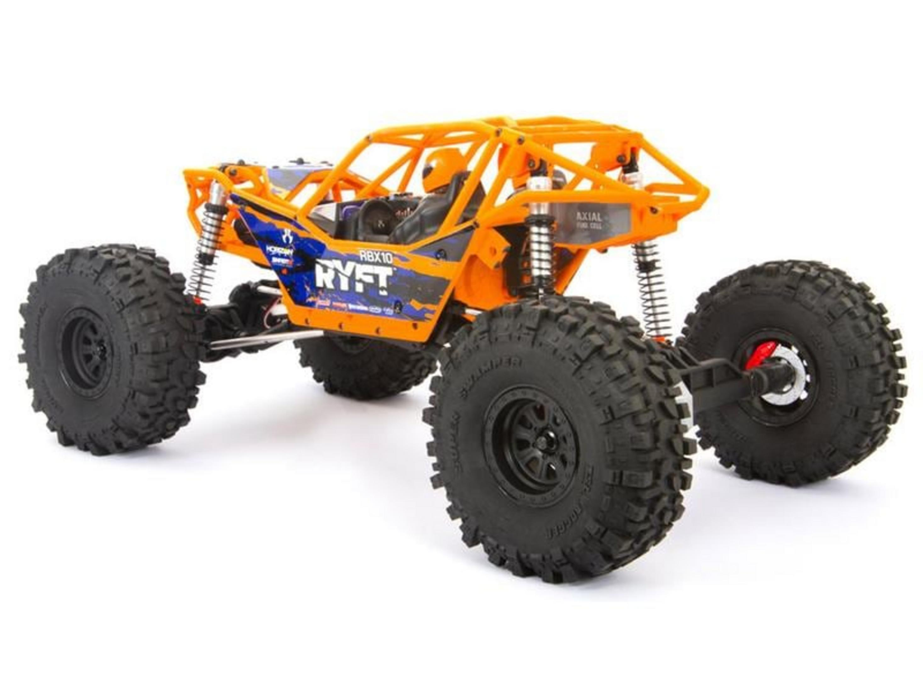 Un buggy RC naranja con neumáticos grandes y jaula antivuelco.