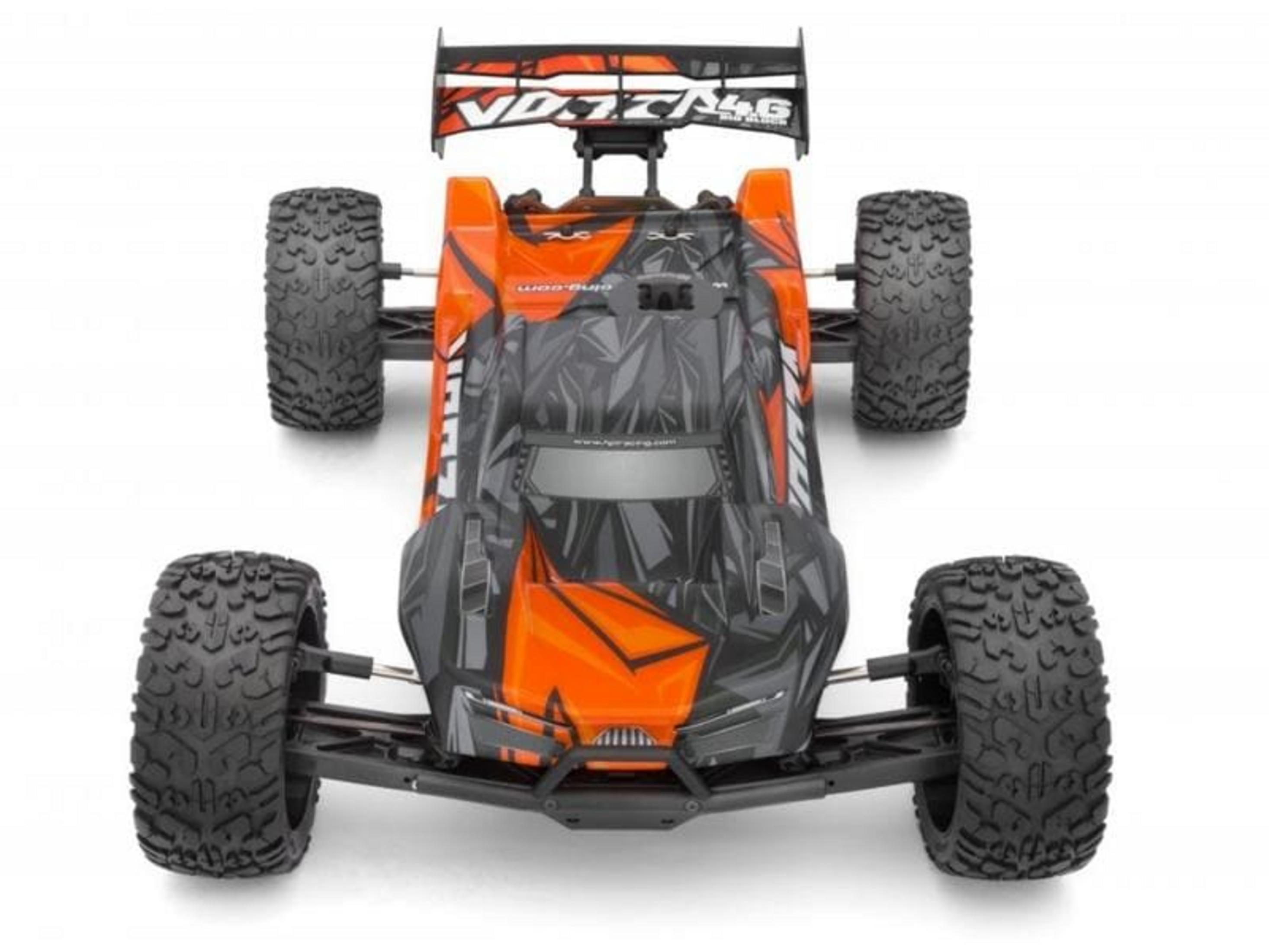 Un buggy naranja y negro a control remoto con alerón grande y neumáticos gruesos.