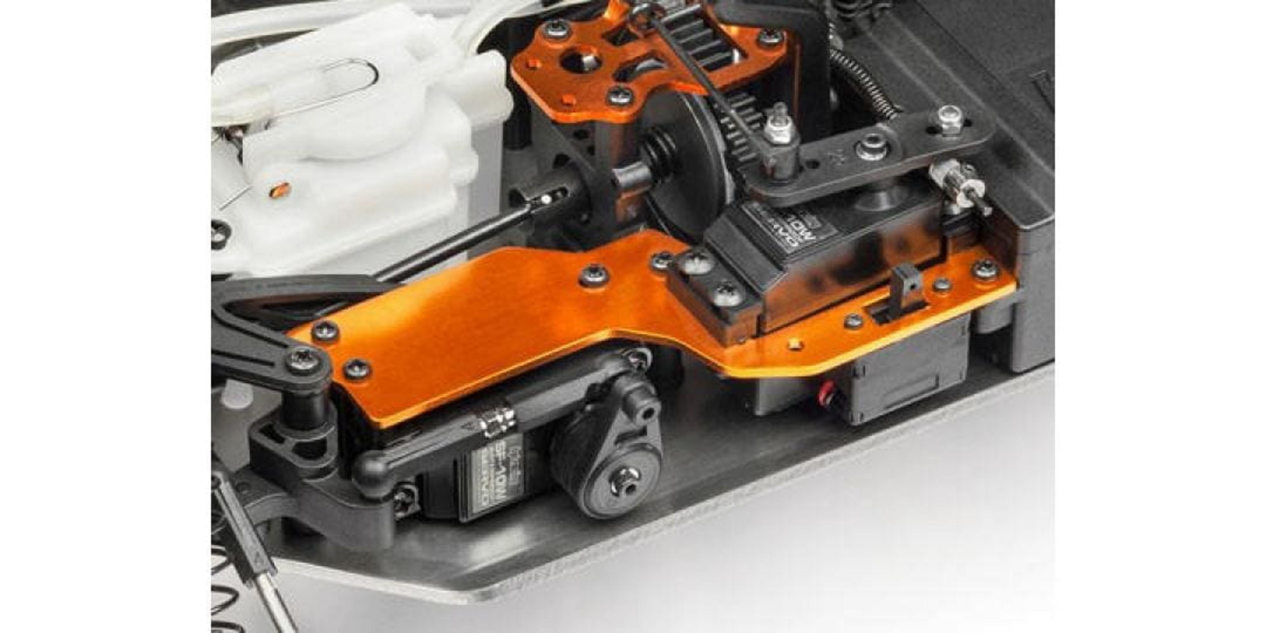 Primer plano de piezas de coche RC, con componentes naranjas y negros.