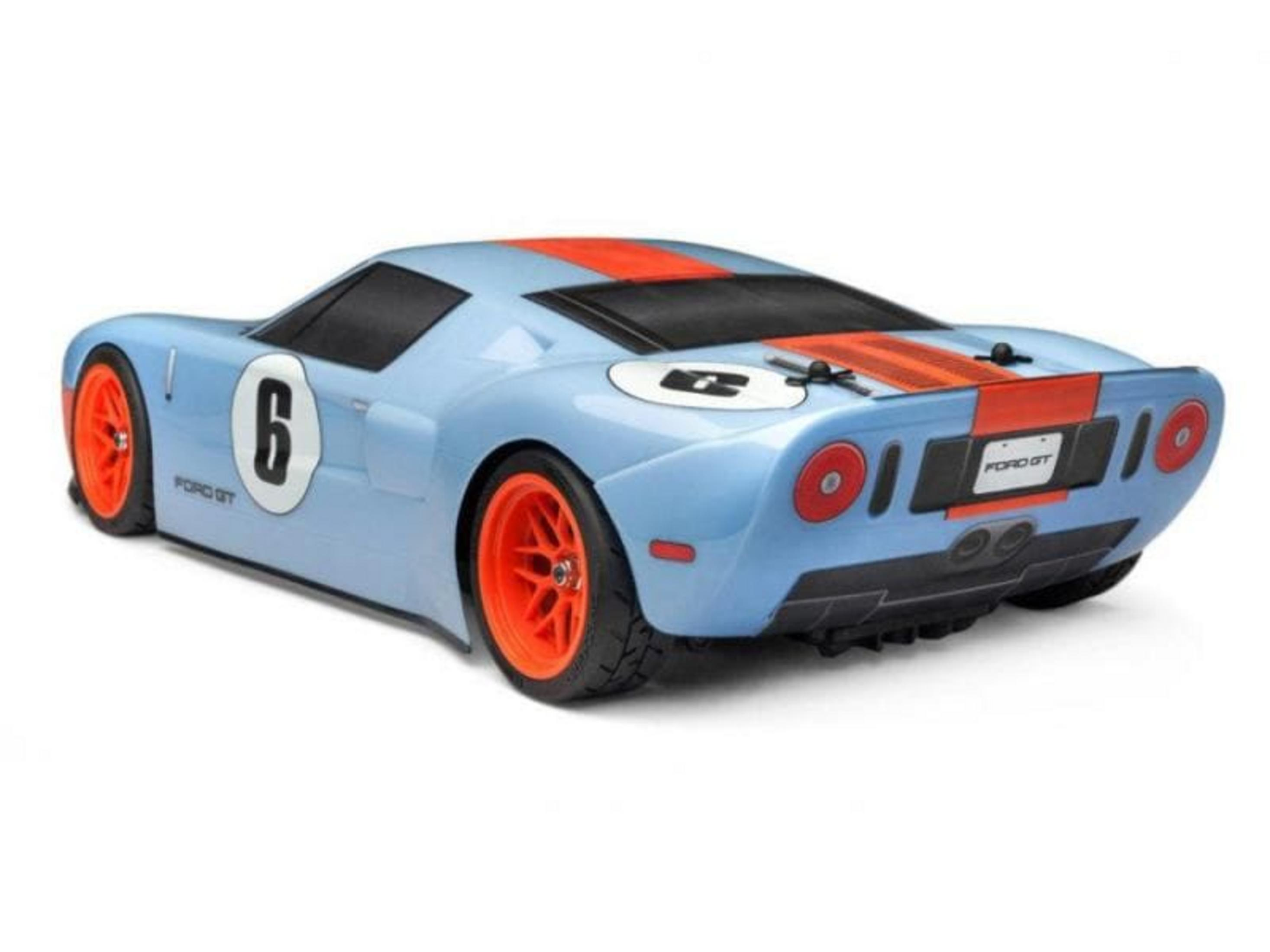 Un coche de carreras Ford GT azul claro con rayas y ruedas naranjas.