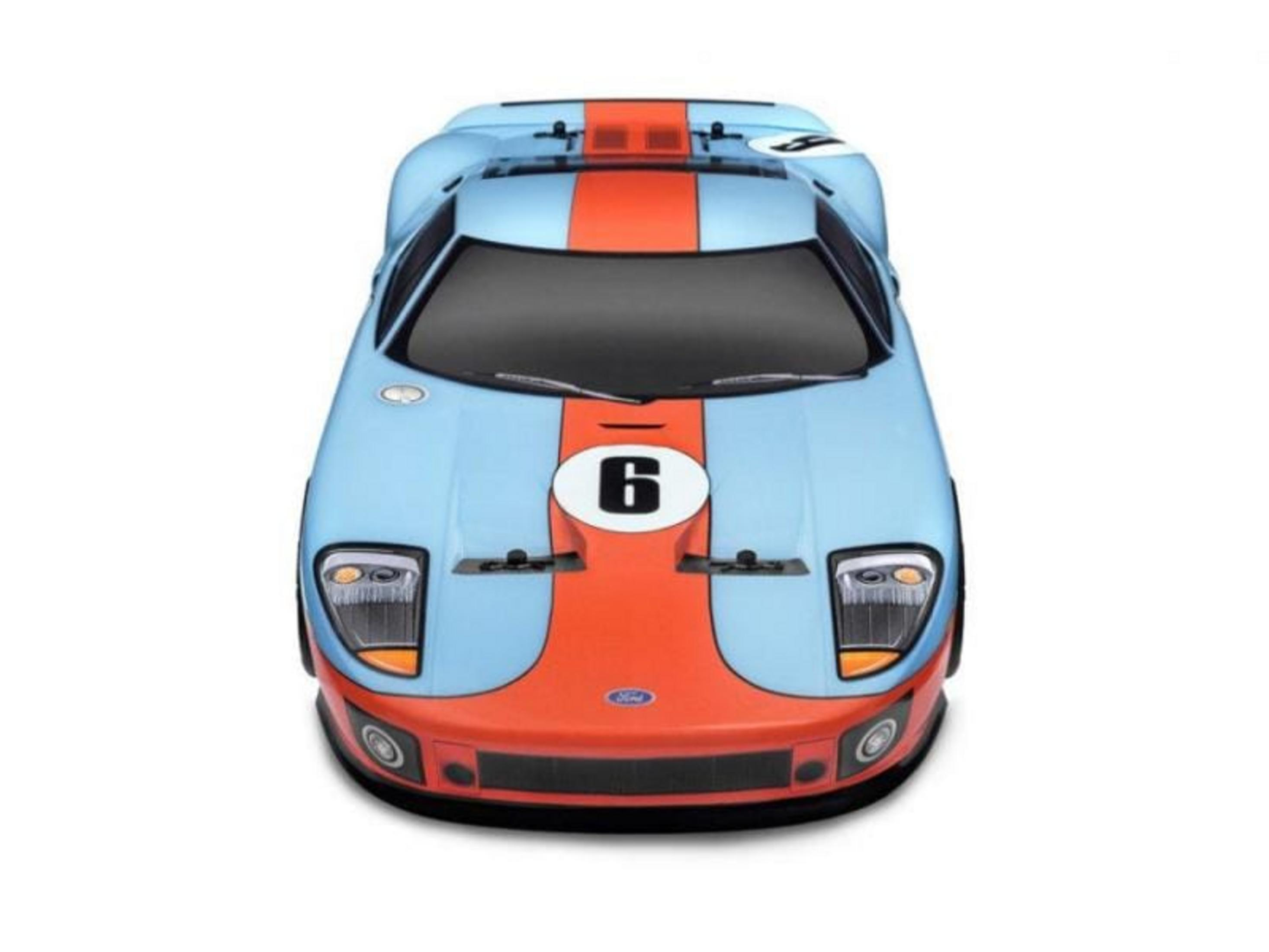 Un coche de carreras azul claro con rayas naranjas, número 6.