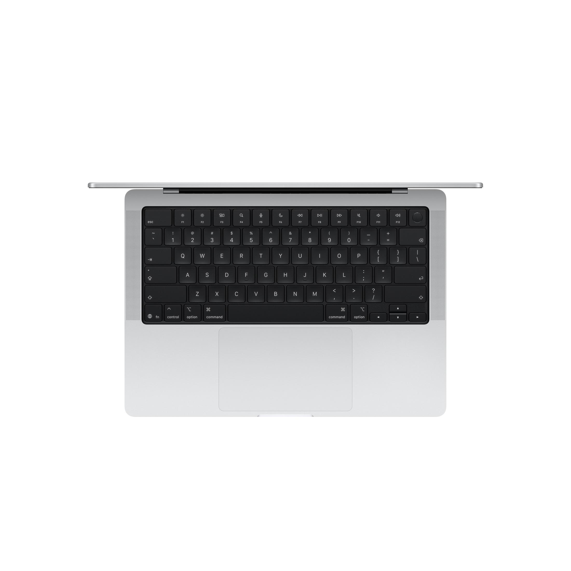 Ein silberner Laptop ist geöffnet und zeigt eine schwarze Tastatur und ein Trackpad vor weißem Hintergrund.