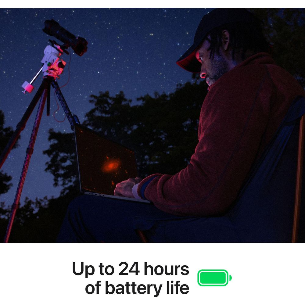 Homme avec ordinateur portable et télescope sous le ciel étoilé nocturne.