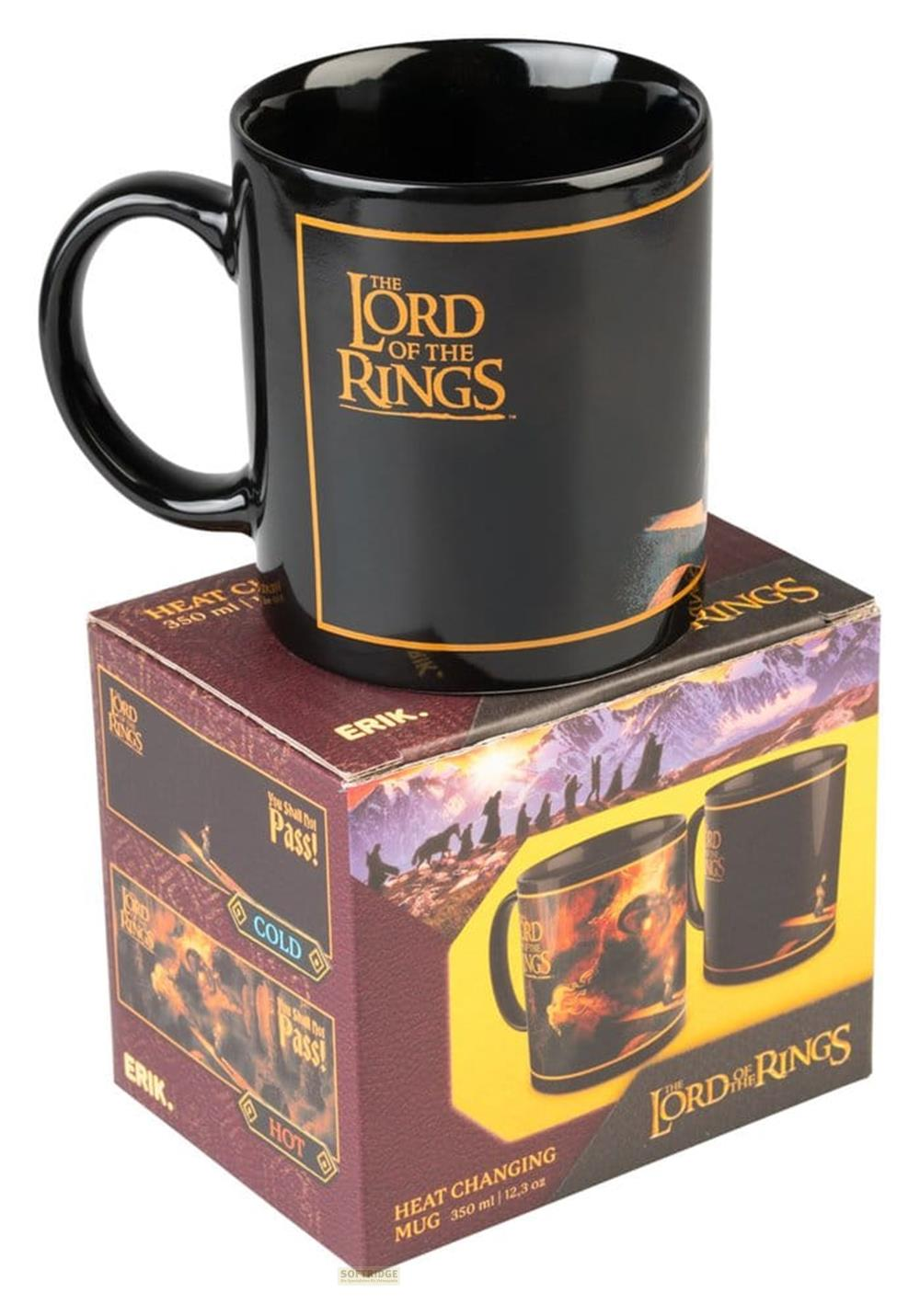 Taza negra con logo de El Señor de los Anillos en caja con escenas.