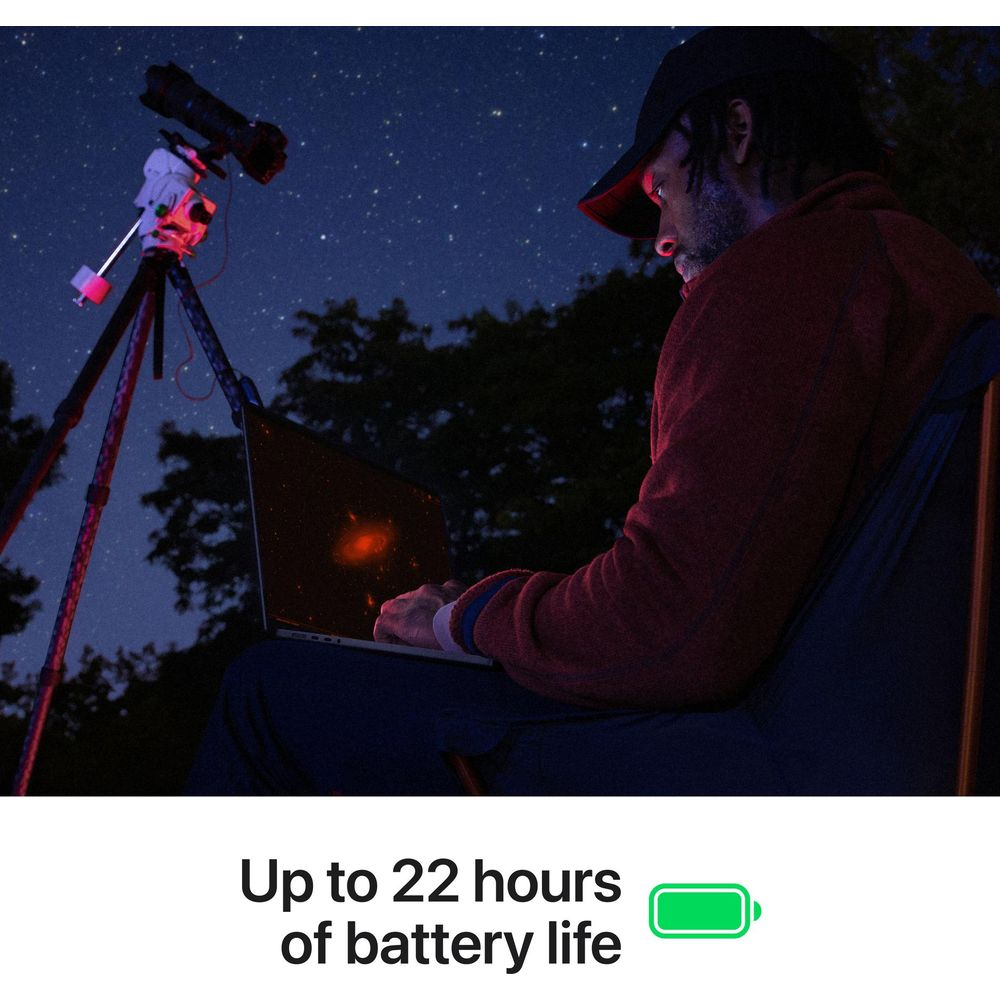 Homme assis dehors la nuit avec ordinateur portable et télescope. Ciel étoilé.