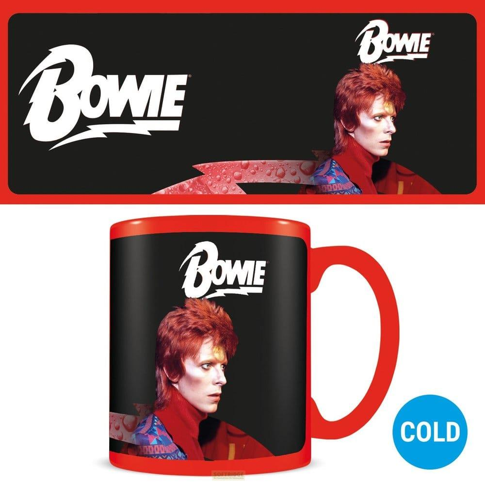 David Bowie mit rotem Haar auf einer schwarzen Tasse mit der Aufschrift 'Bowie'.