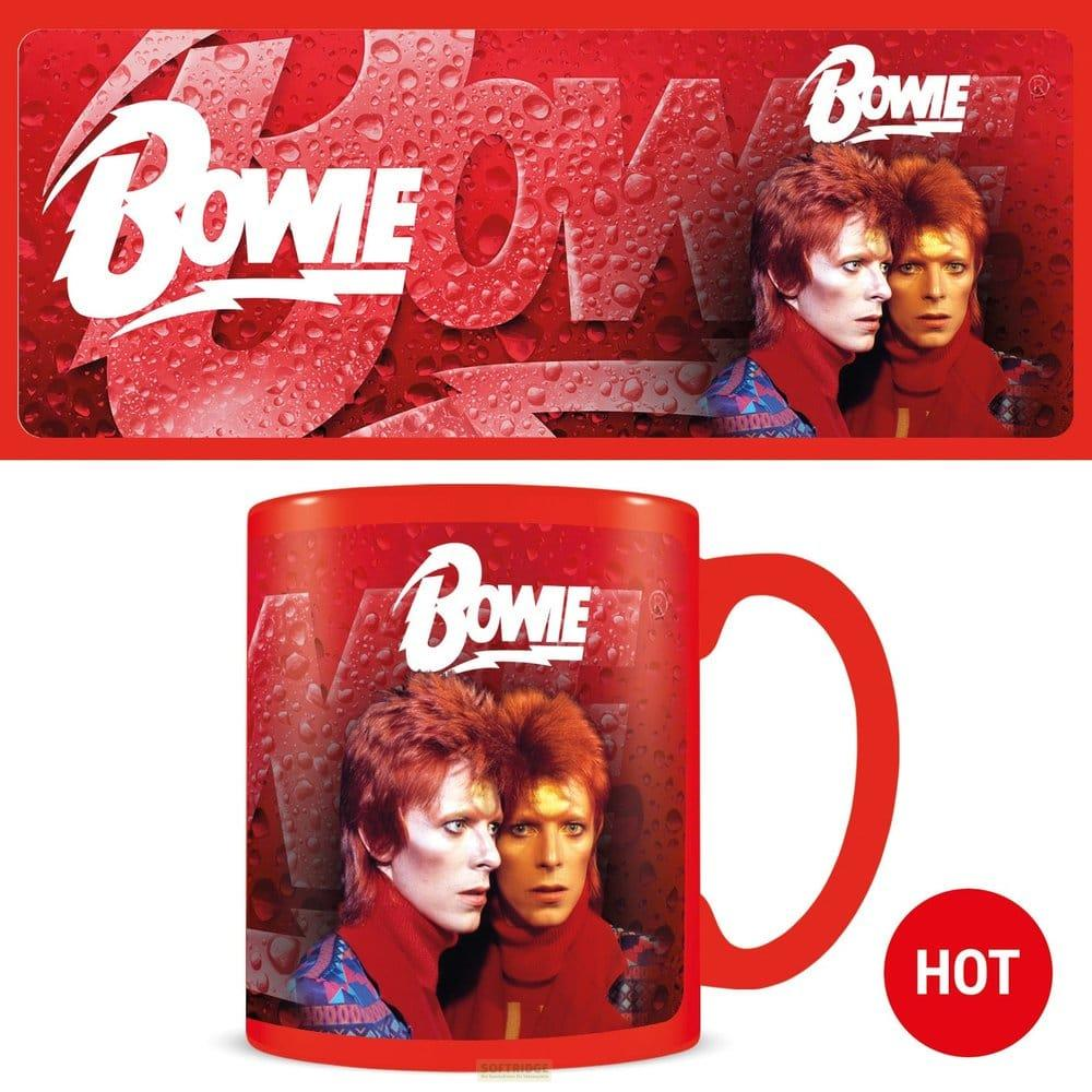 Eine Tasse mit David Bowie und dem Schriftzug 'Bowie', bedeckt mit roten Wassertropfen.