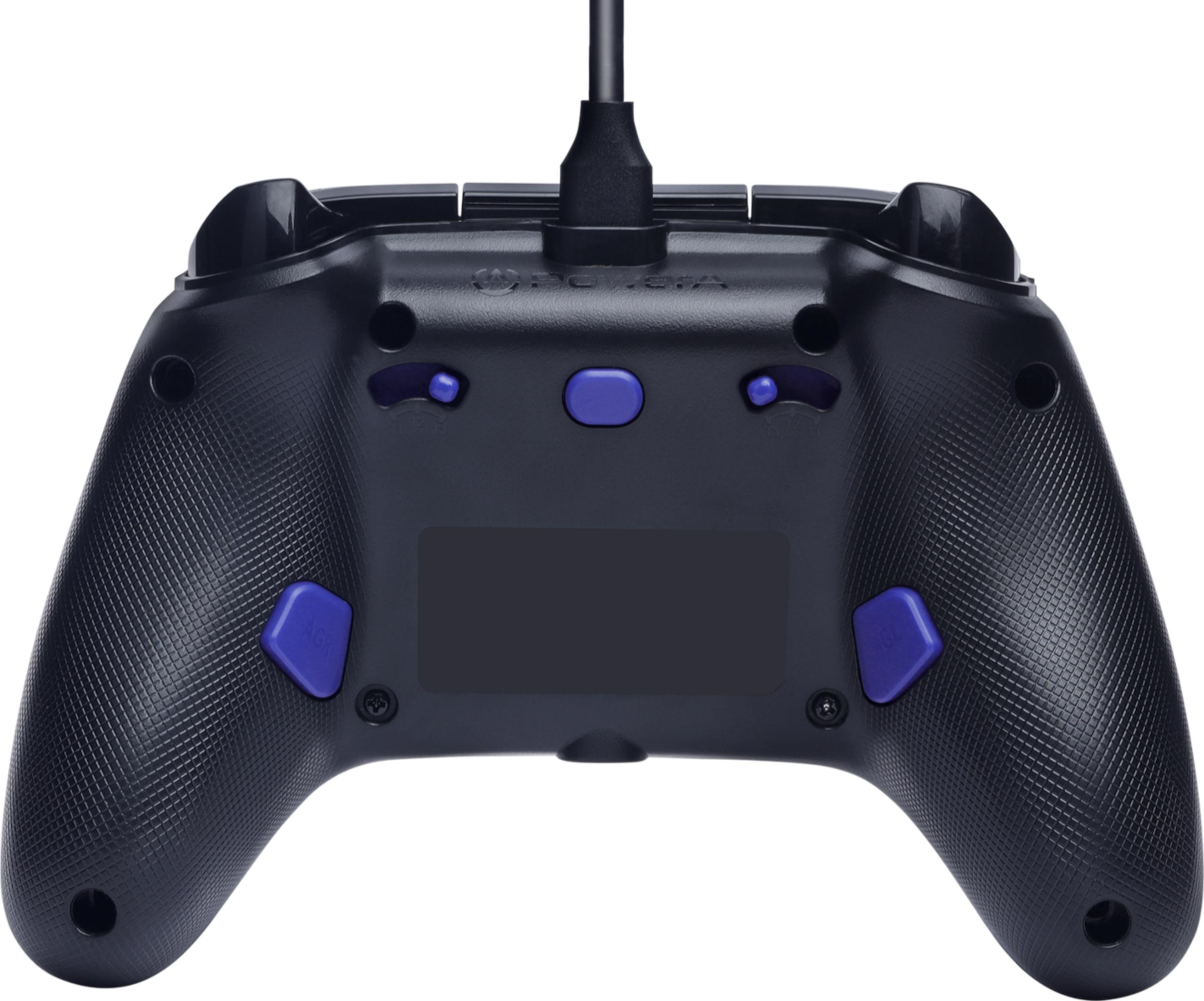 Rückseite eines schwarzen Controllers mit blauen Tasten und einem Kabel.