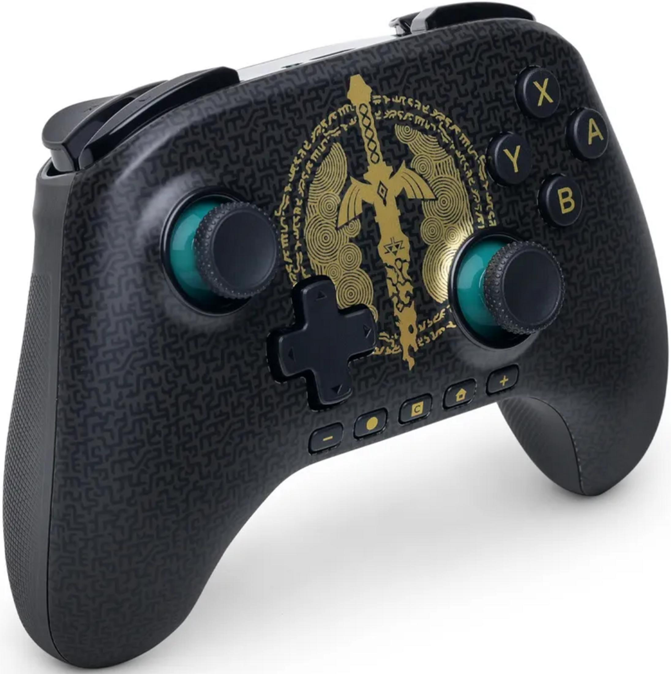 Czarny kontroler ze złotym wzorem, emblematem "Master Sword" i zielonymi akcentami.