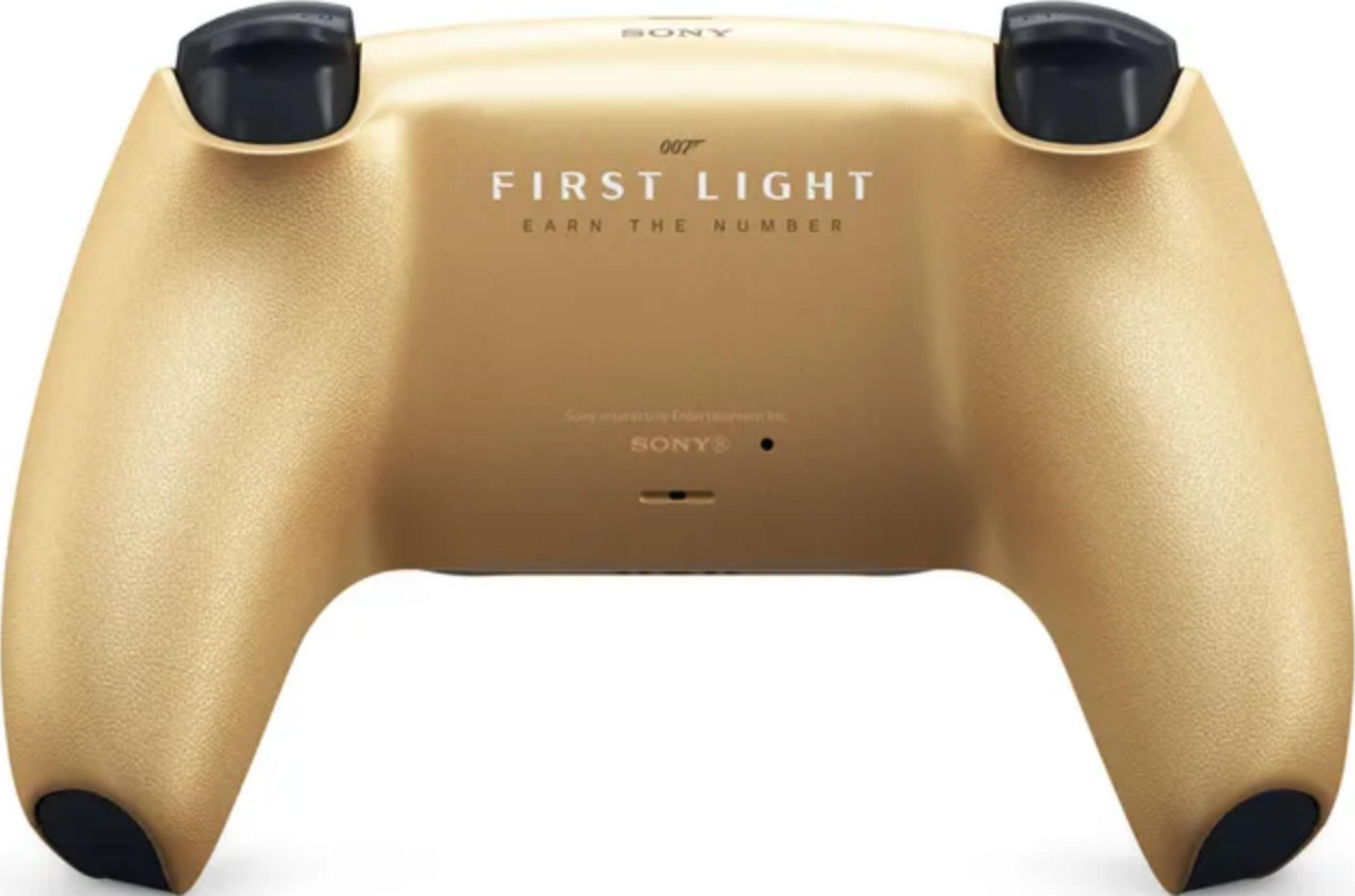 Retro controller PlayStation 5 dorato con testo "007 FIRST LIGHT".