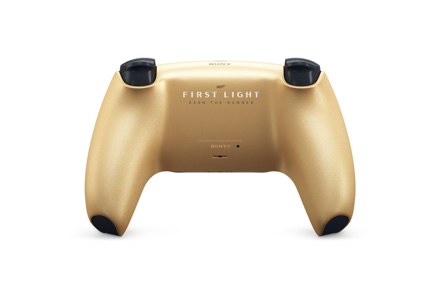 Retro dorato controller PS5 con logo "007 FIRST LIGHT" e testo Sony.