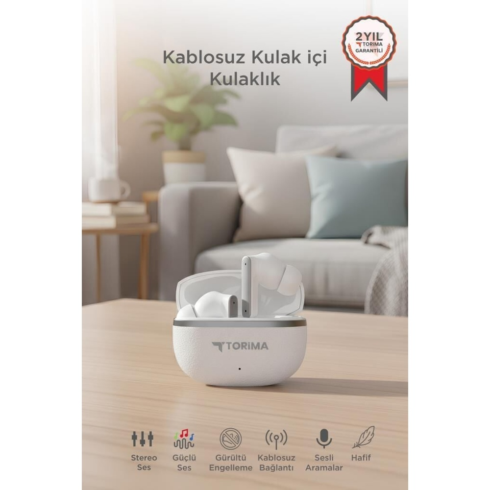 Beyaz kablosuz kulaklık şarj kutusunda ahşap masa üzerinde. Arka planda salon.