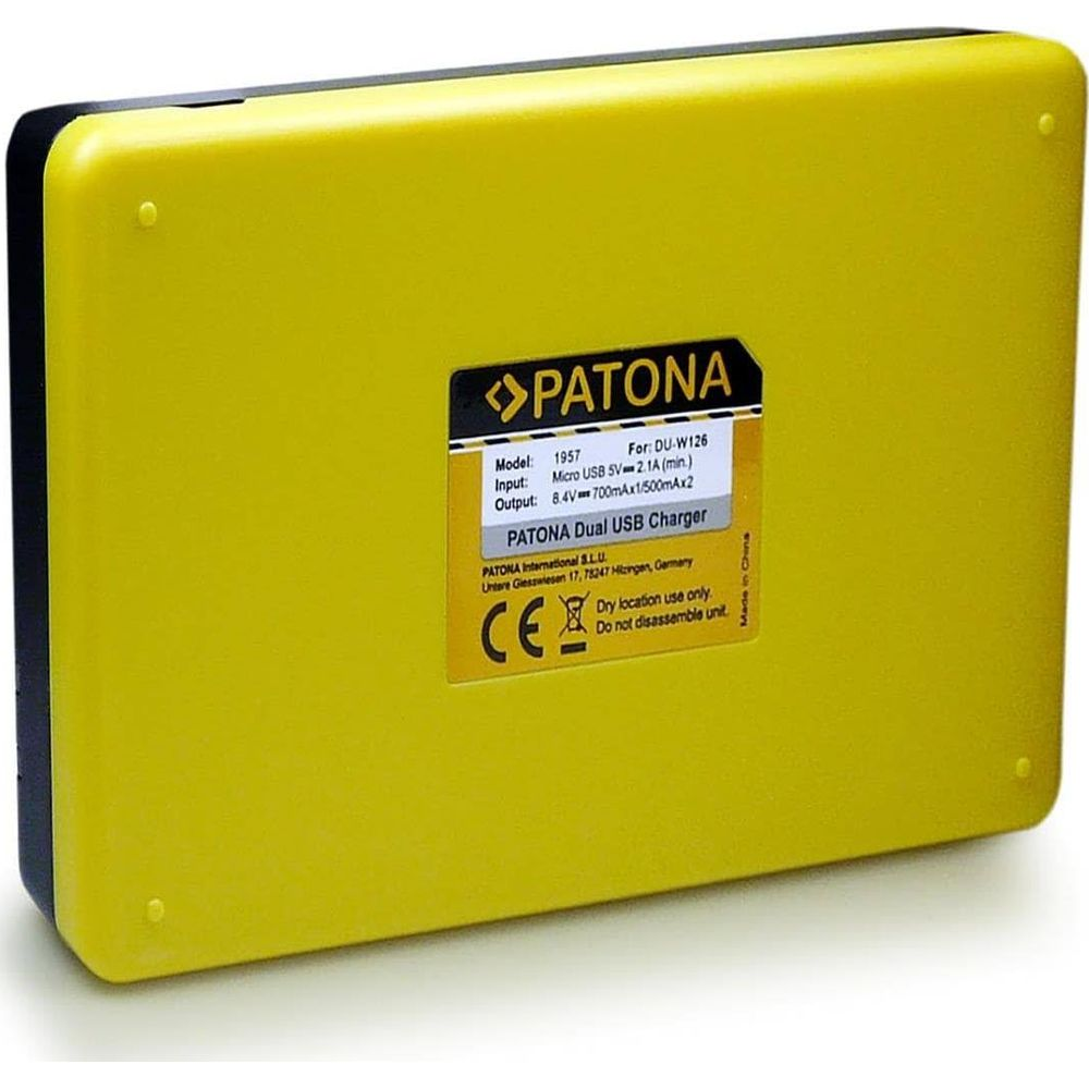 Gelbes PATONA Dual USB Ladegerät mit technischen Details auf einem Aufkleber.