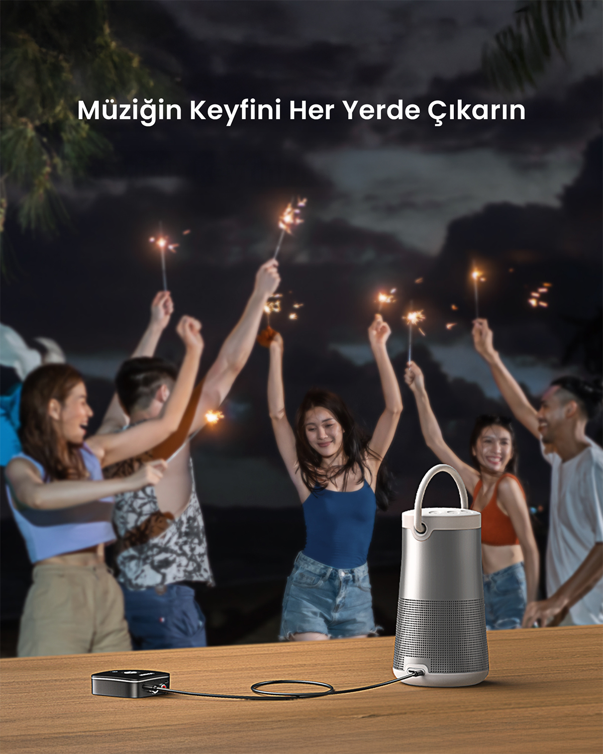İnsanlar gece meşalelerle kutluyor, önde bir hoparlör var.