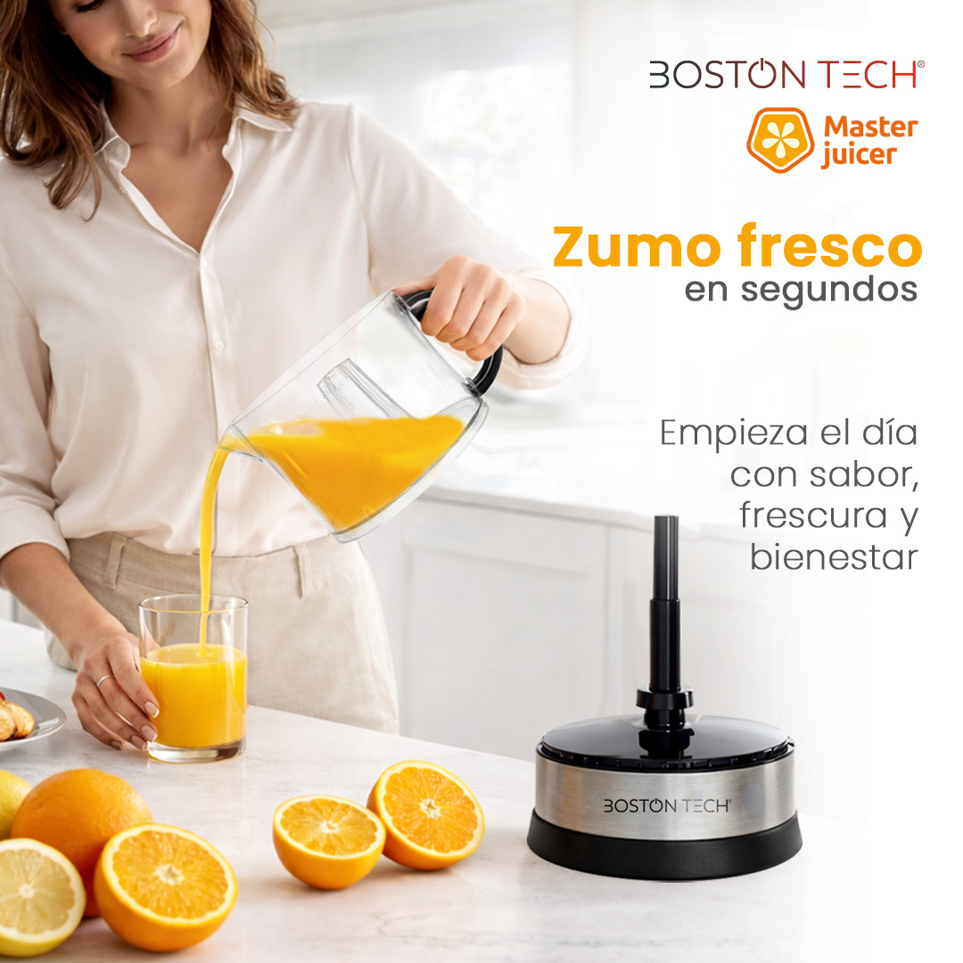 Una donna versa succo d'arancia da una caraffa in un bicchiere. Frutta fresca vicina.