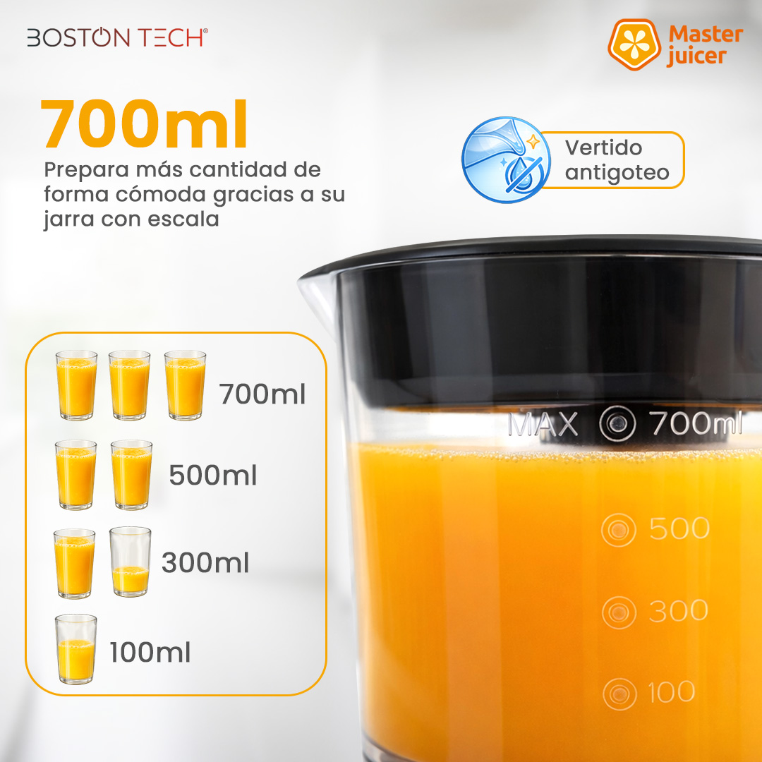 Una brocca di vetro piena di succo d'arancia, con segni di misurazione da 100 ml a 700 ml.