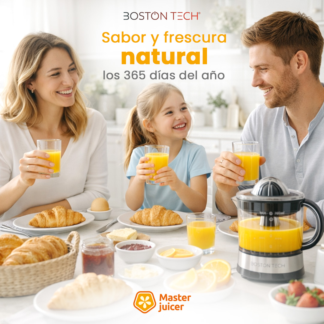Famiglia a colazione con succo e croissant; un spremiagrumi sul tavolo.